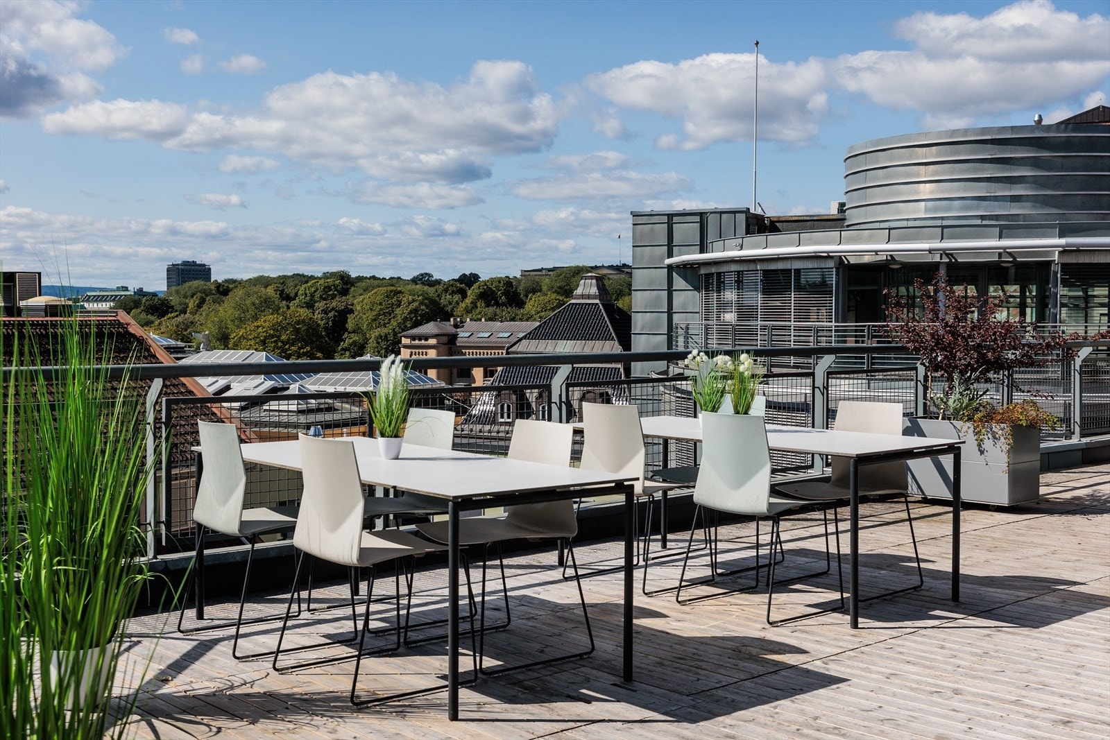 Stor felles takterrasse med flere sittegrupper Galleribilde