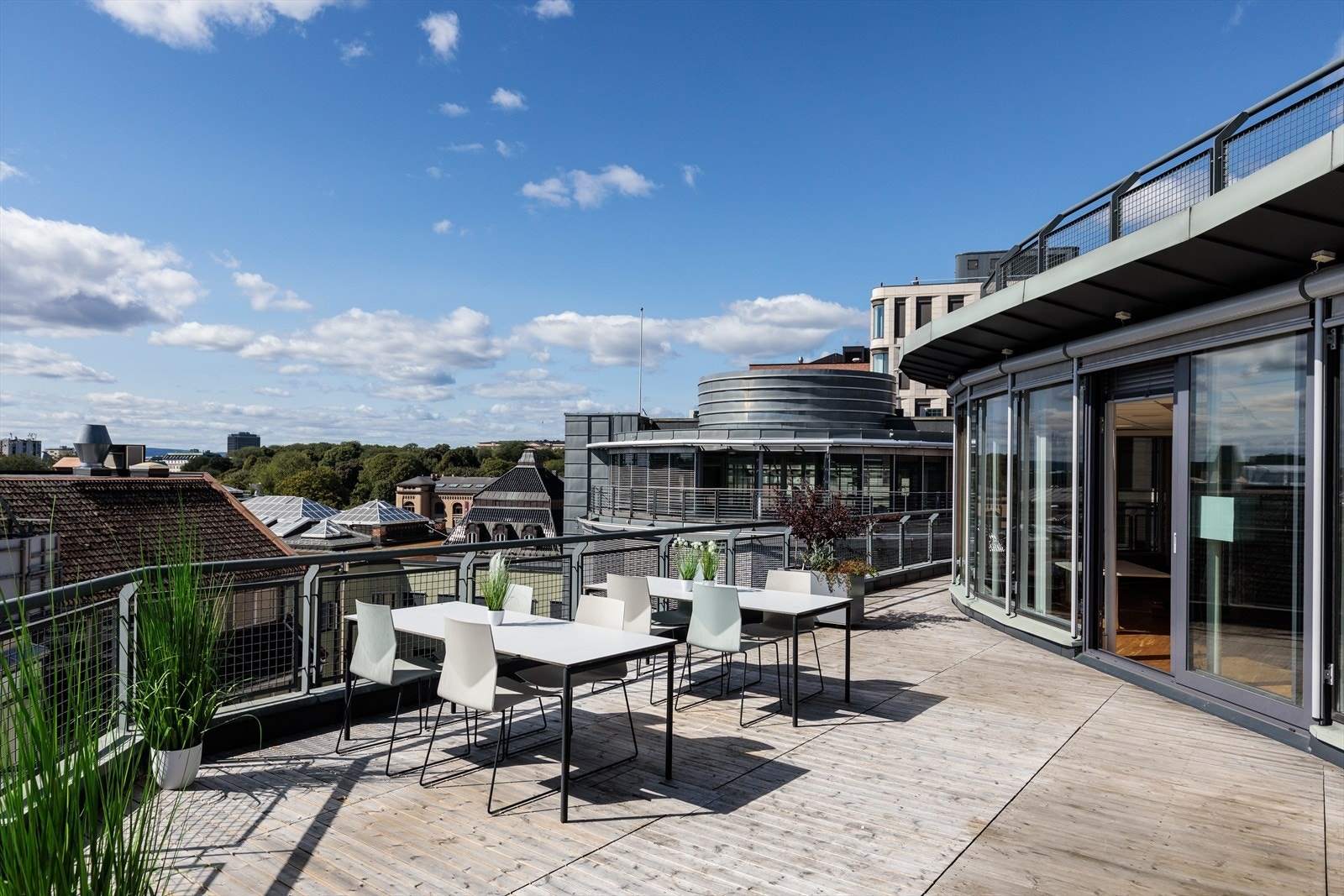 Felles takterrasse med fantastisk utsikt over takene fra Stortinget til Slottet. Dette bildet er tatt fra 8. etasje. Takterrassen i 9. etasje ser man oppe til høyre i bildet. Galleribilde