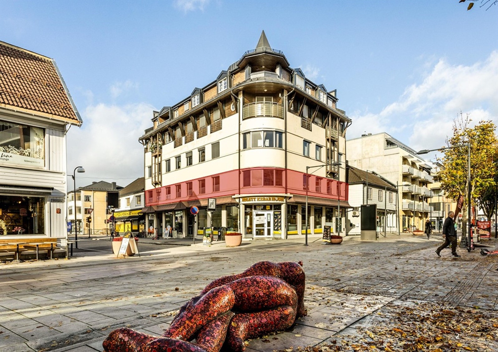 Attraktiv kontor-/næringsseksjon på ca. 170 kvm BTA. Særdeles godt egnet til helsevirksomhet, men kan også brukes til normal kontorvirksomhet. Galleribilde