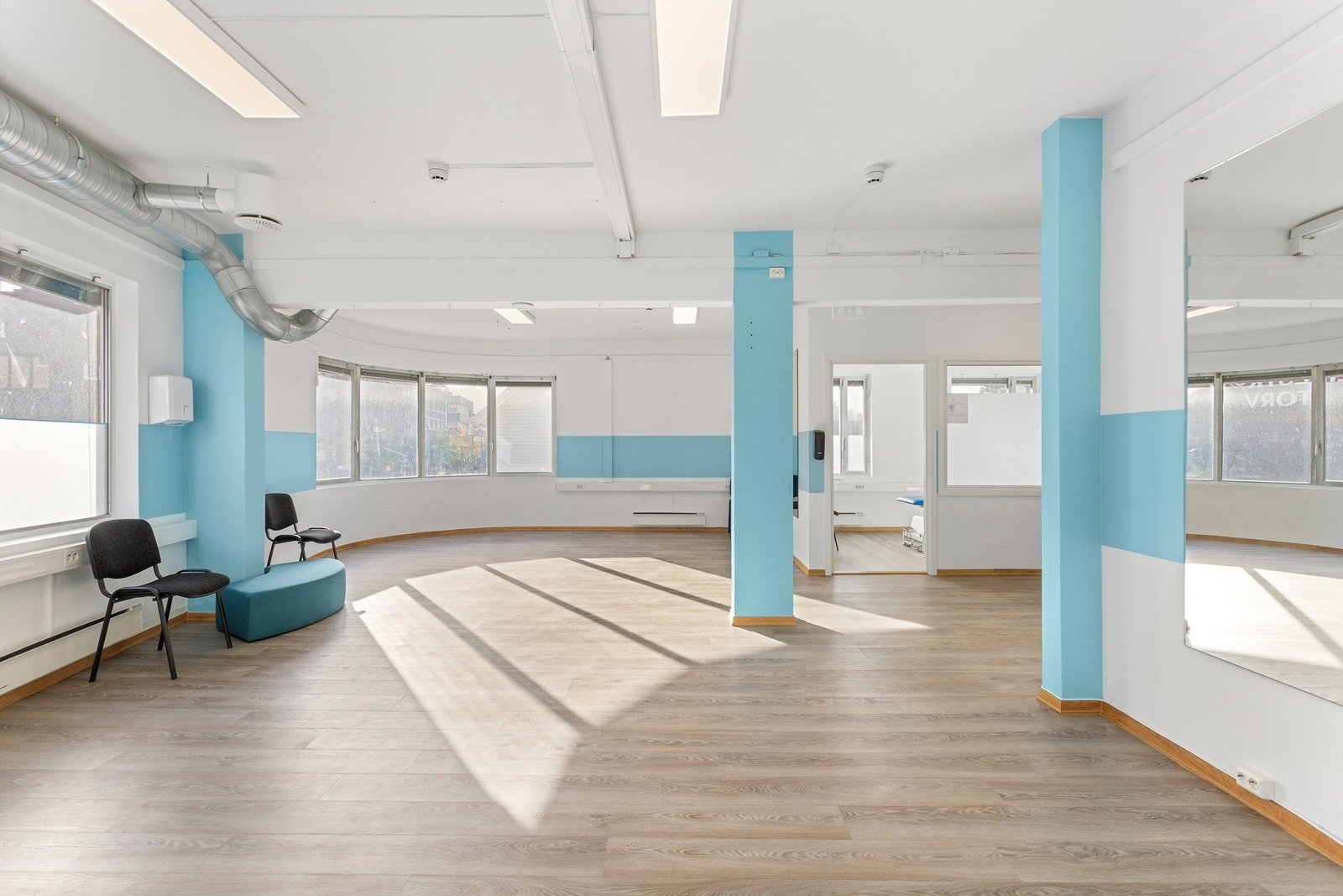 Åpent landskap med mye vinduer i fasader som gir ekstra gode lysforhold. Galleribilde