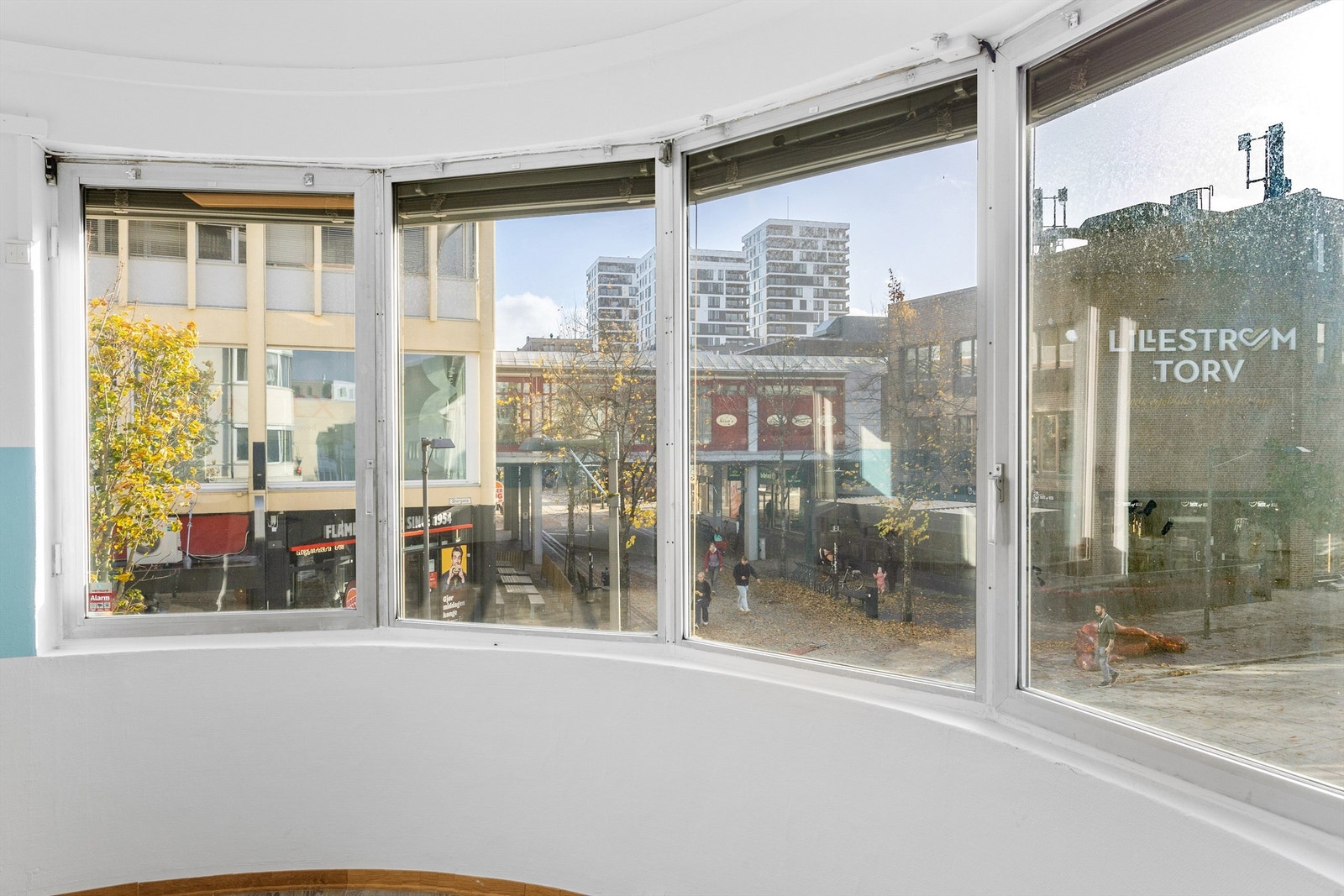 Utsyn fra lokalet mot Lillestrøm Torv. Galleribilde