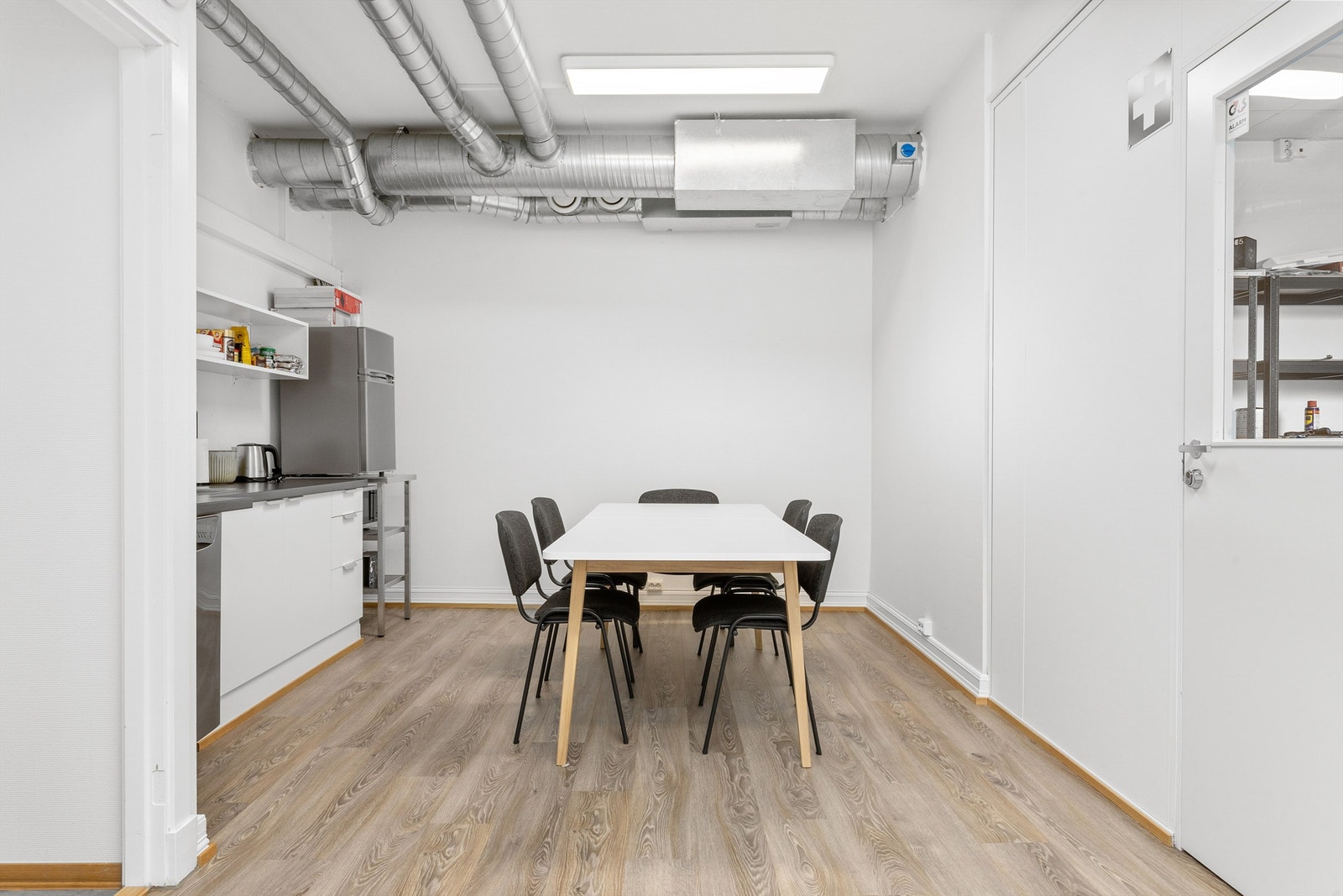 Lyst og fint kjøkken med spiseplass. Galleribilde