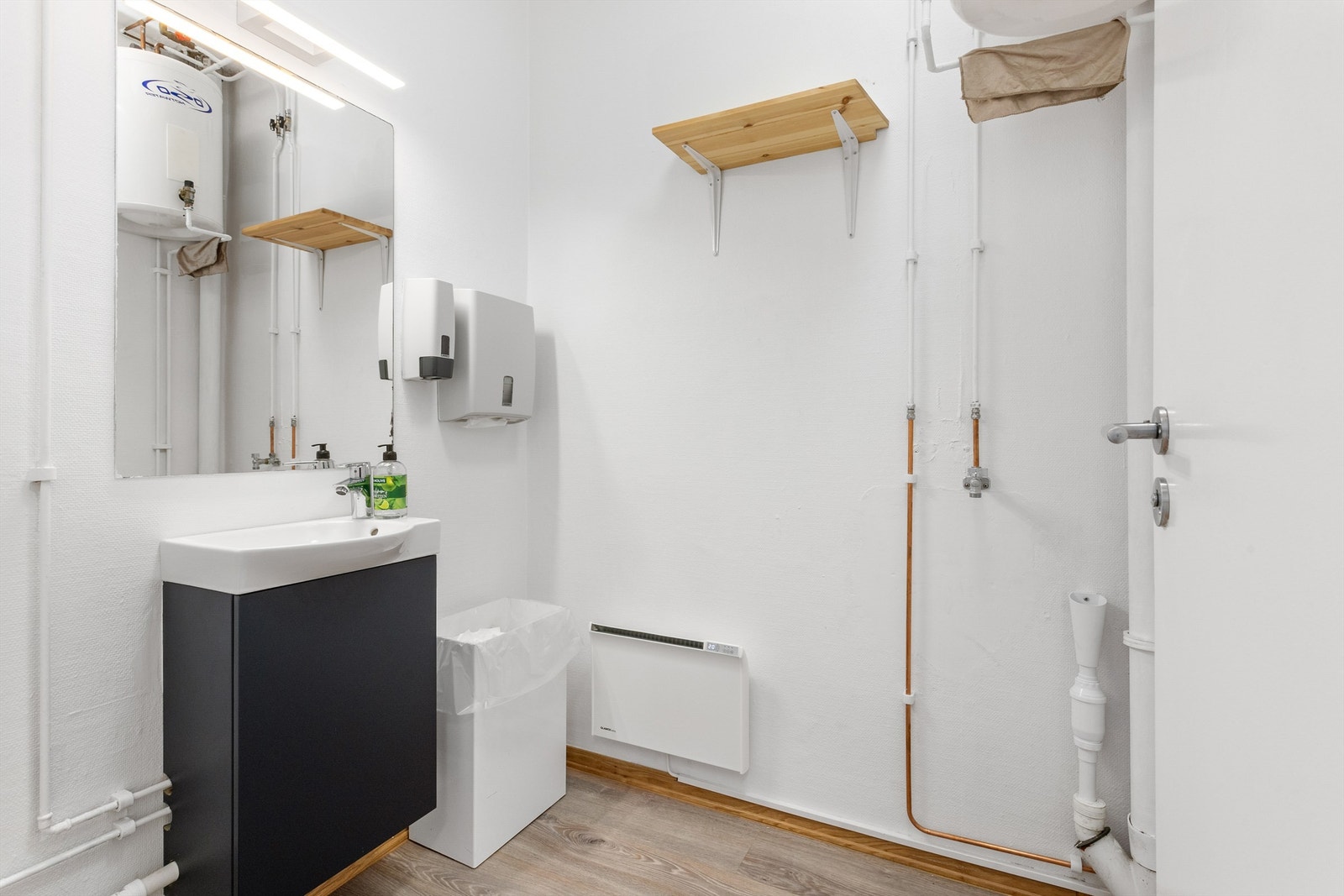 Vask tilhørende toalett. Galleribilde