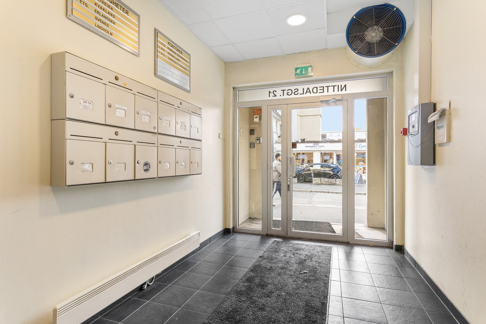 Hovedinngang med felles trappegang og heis. Galleribilde