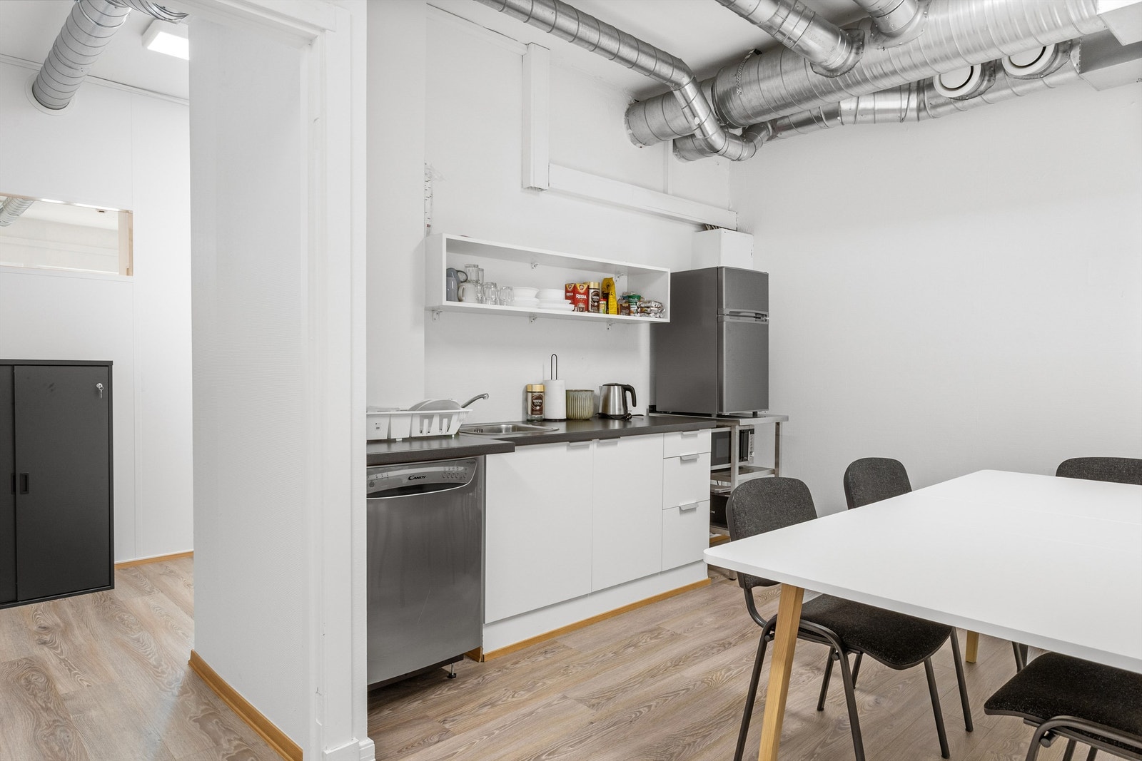 Kjøkken med spiseplass - oppvaskmaskin medfølger. Galleribilde