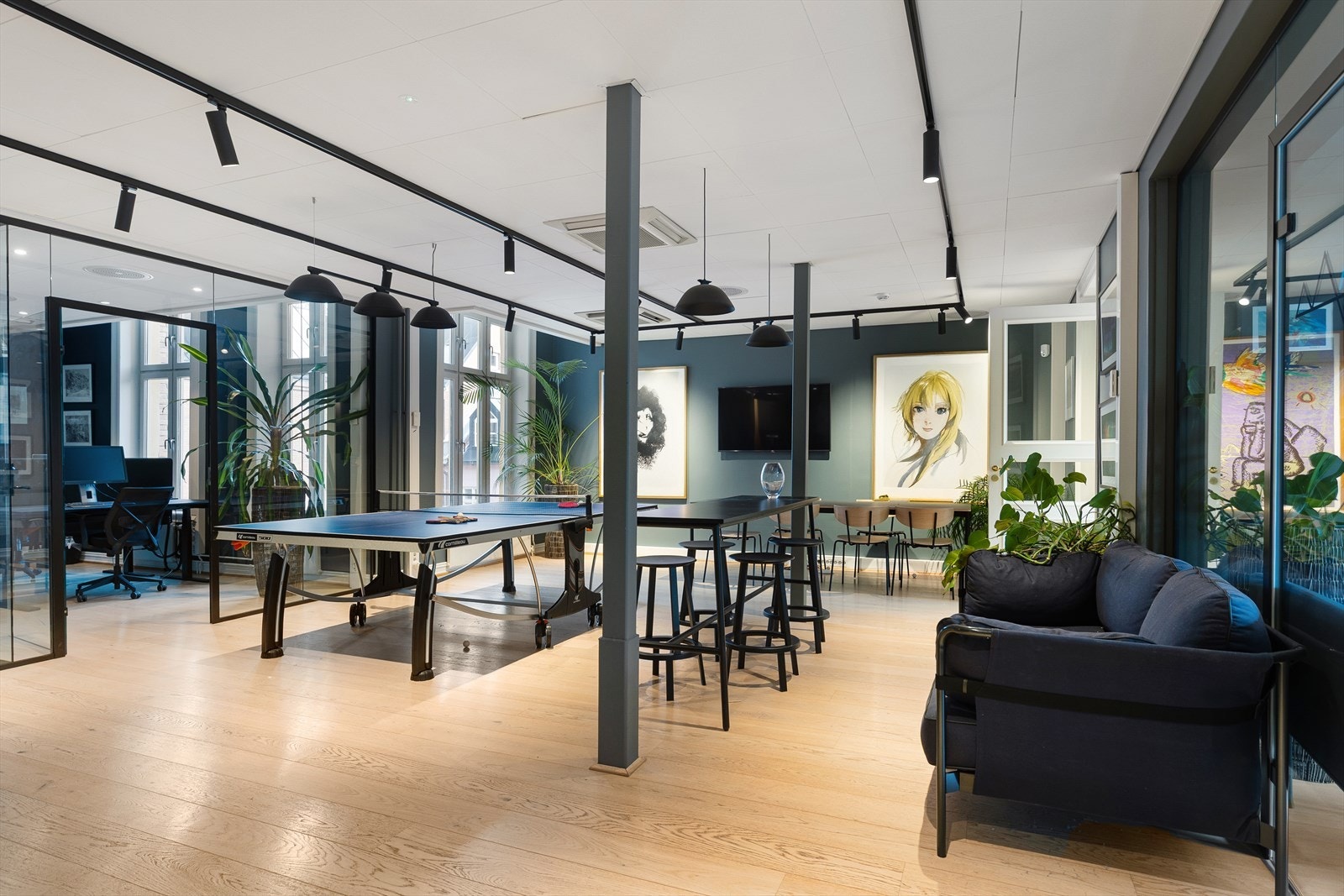 Sosial sone med to kontor mot bakgården Galleribilde