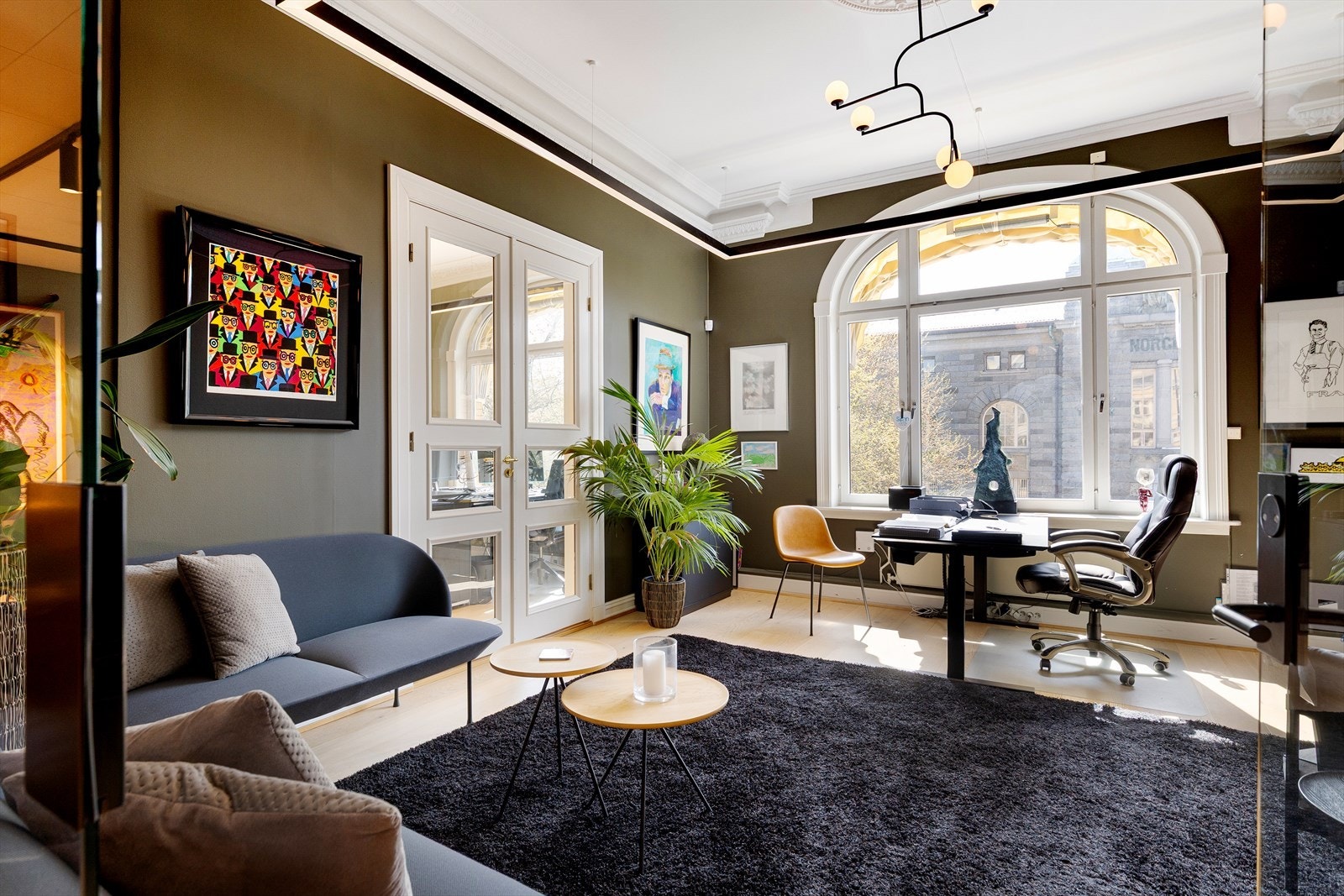 Generøs takhøyde med store vindusflater Galleribilde