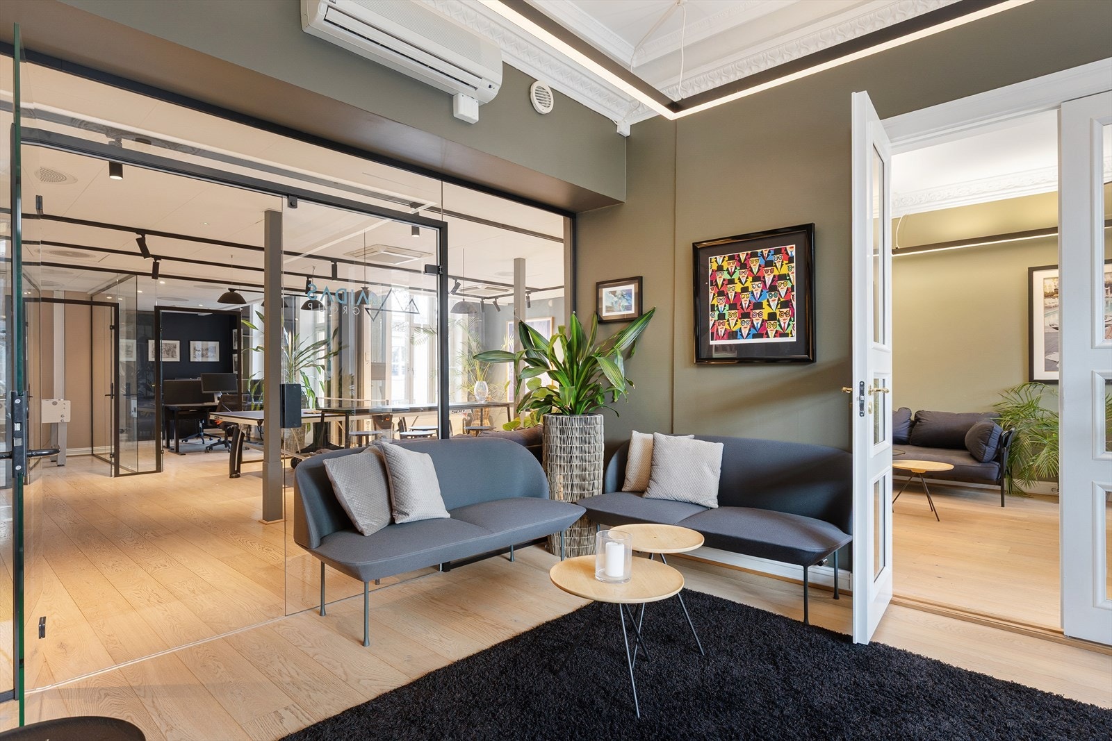 Glassvegg ut mot sosial sone Galleribilde