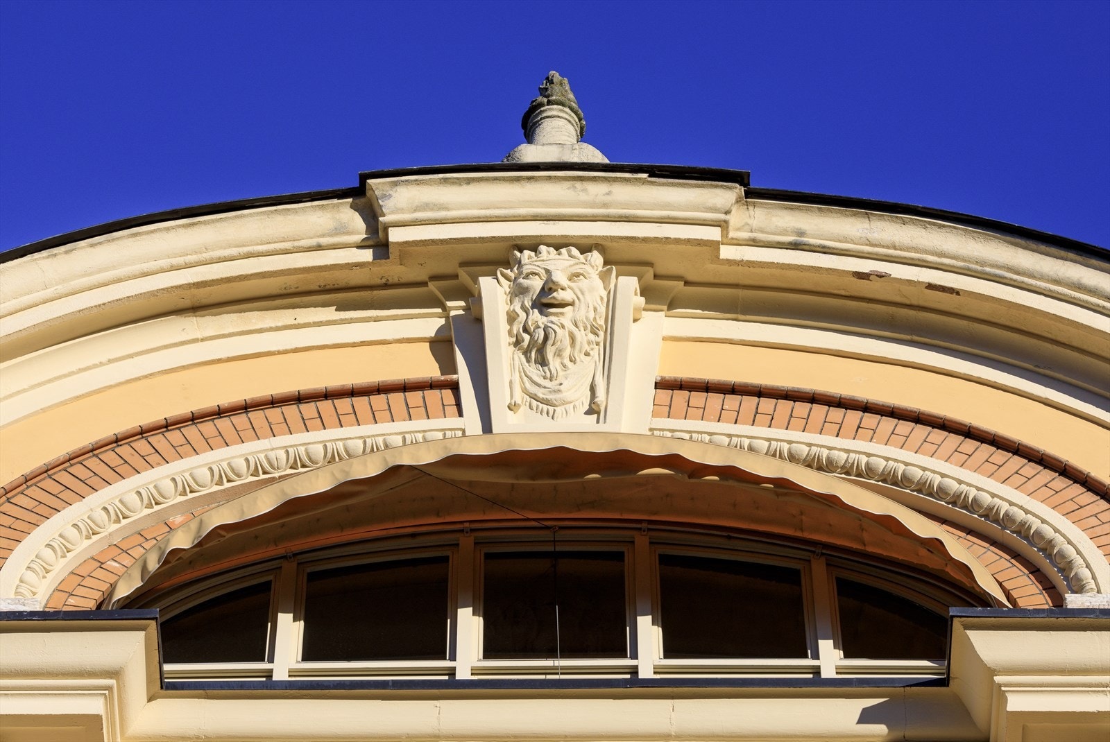 Fasade med klassiske detaljer Galleribilde