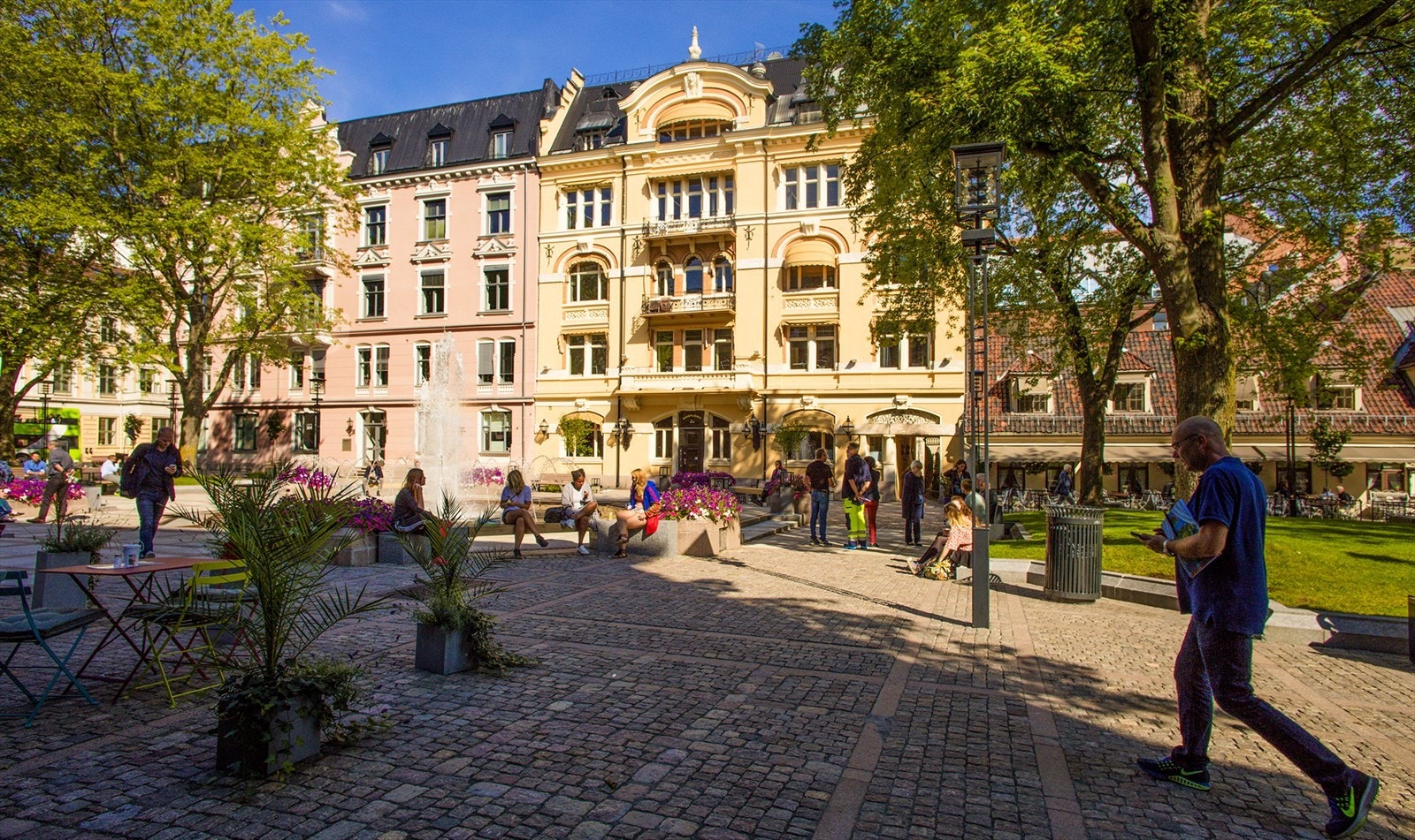 Bankplassen med grøntareal og vannfontene Galleribilde