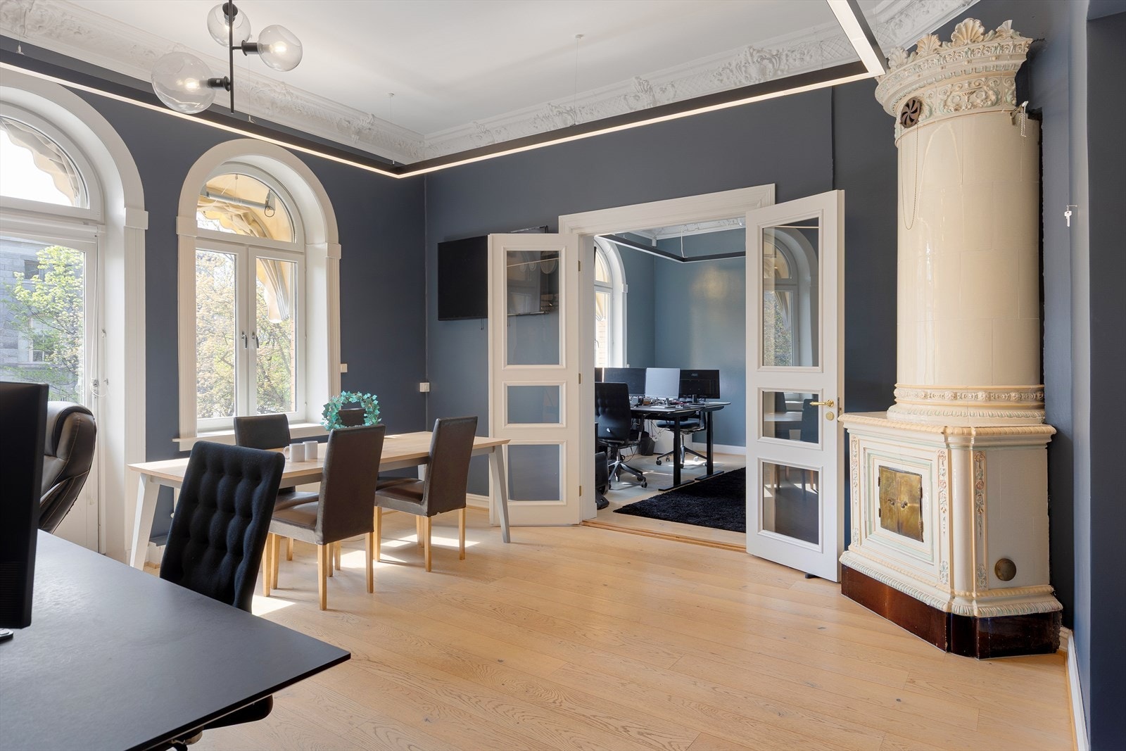 Det største av fire rom mot fasaden, med svenskeovn Galleribilde