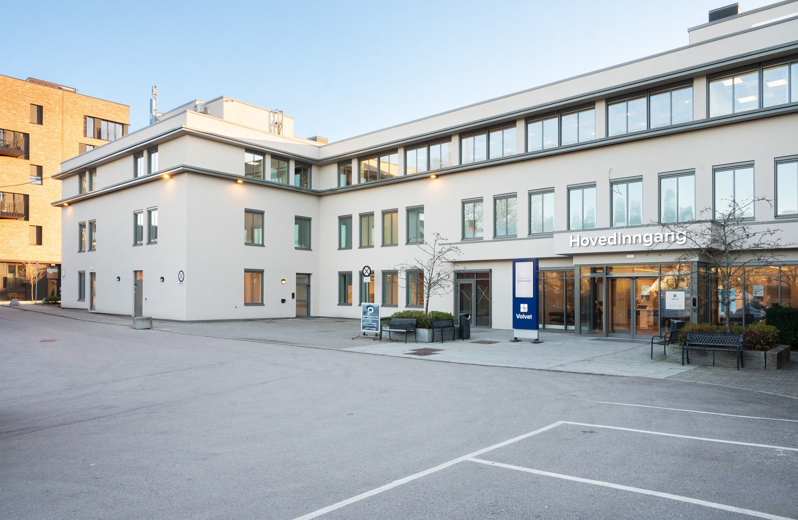 Hovedinngangen er nylig pusset opp og er lys og imøtekommende Galleribilde