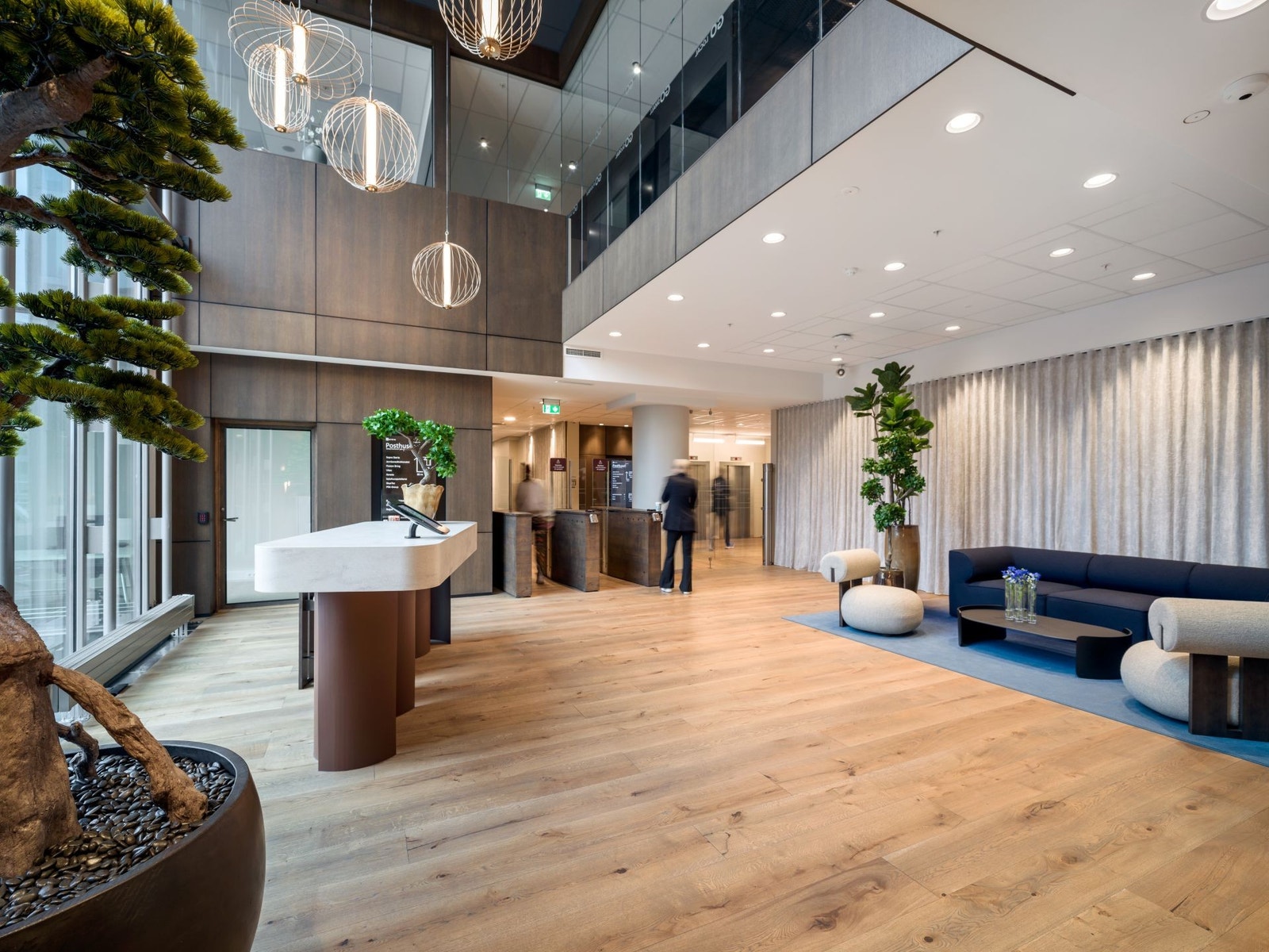 Resepsjons- og inngangsparti fra 3. etasje Galleribilde