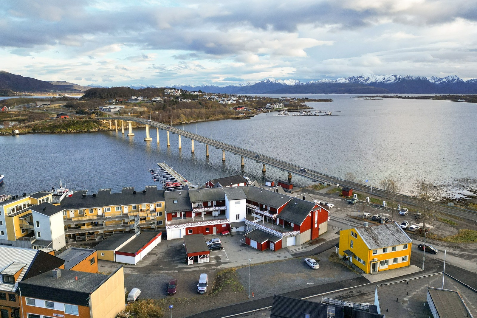 Næringseiendom med svært god beliggenhet rett ved veien når man kommer over brua til Hadseløya Galleribilde