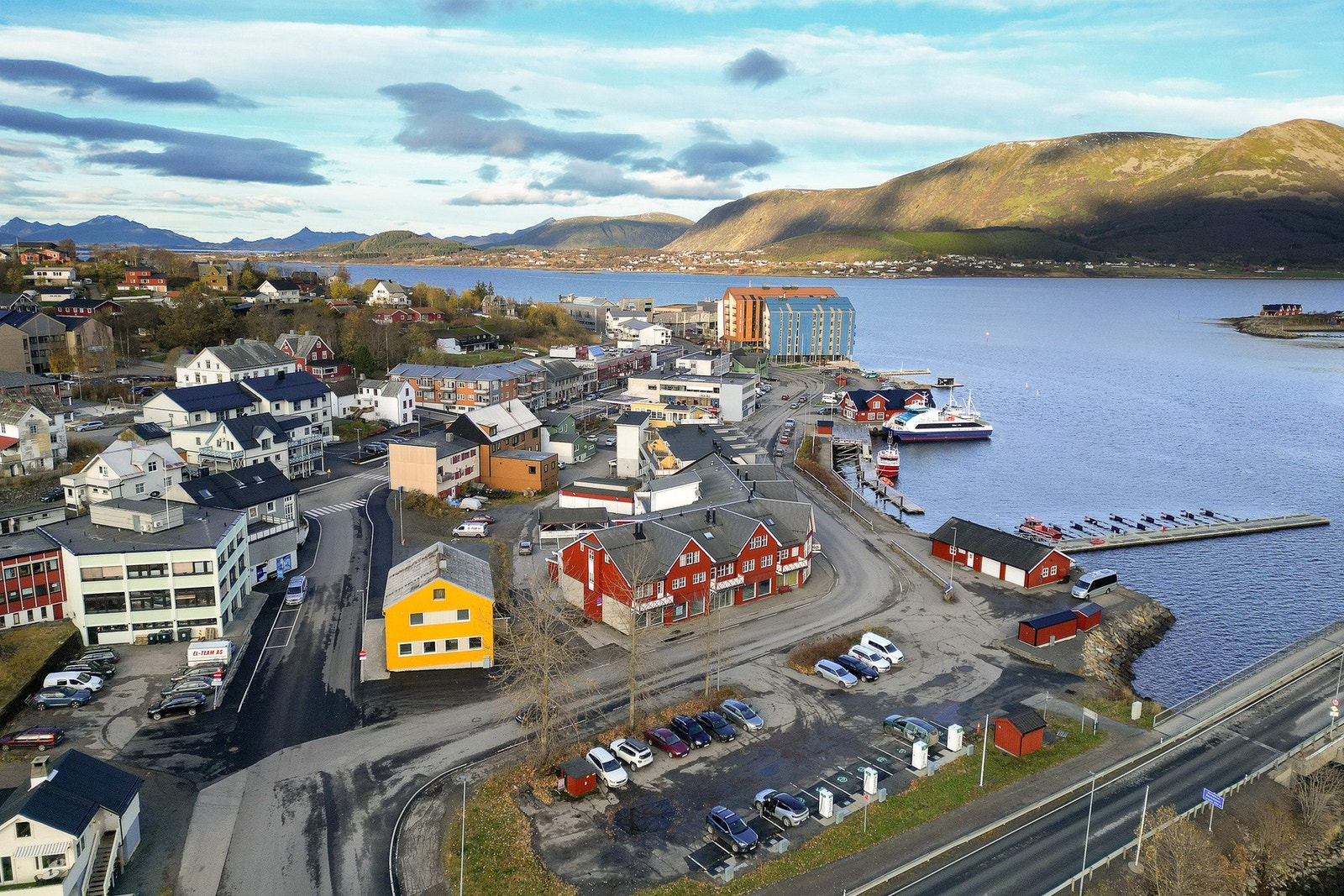 EIE Harstad v/megler Vetle Larsen har gleden av å presentere Havnegata 11.
Foto: Øystein Lunde Ingvaldsen/Lunde Images AS. Galleribilde