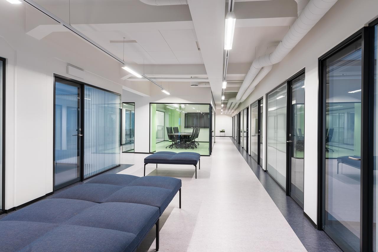 Gjennomgående lokaler med cellekontor og teamsrom mot fasaden Galleribilde