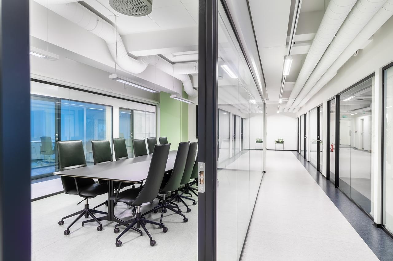 Møterom med glassvegger - gir gode lysforhold Galleribilde