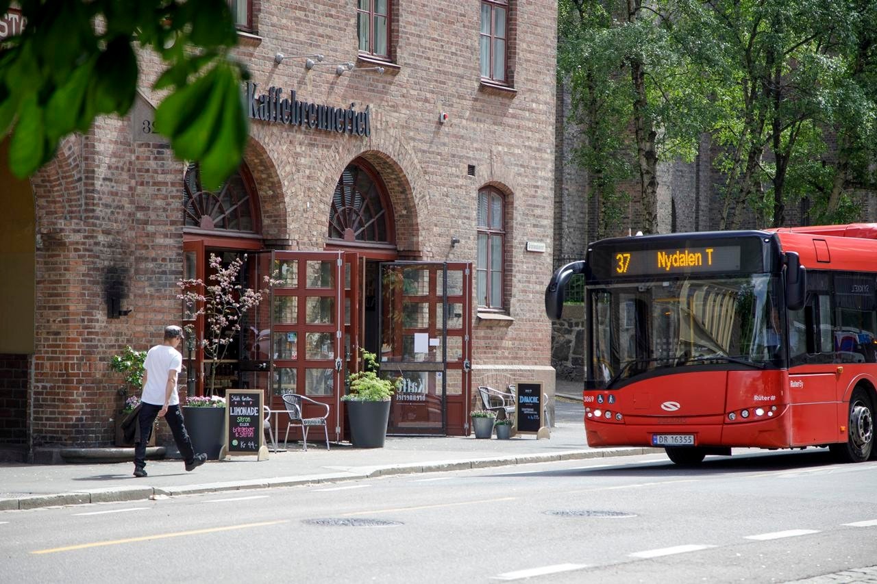 Bussholdeplass rett utenfor døren Galleribilde
