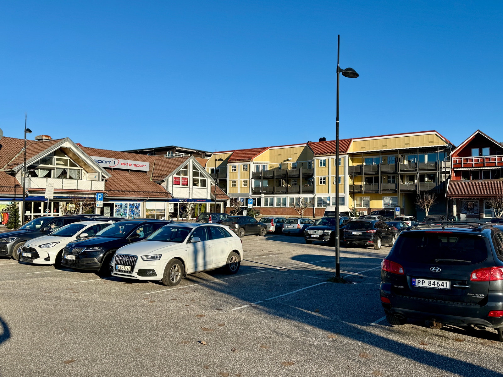 Stor parkeringsplass som nærmeste nabo Galleribilde