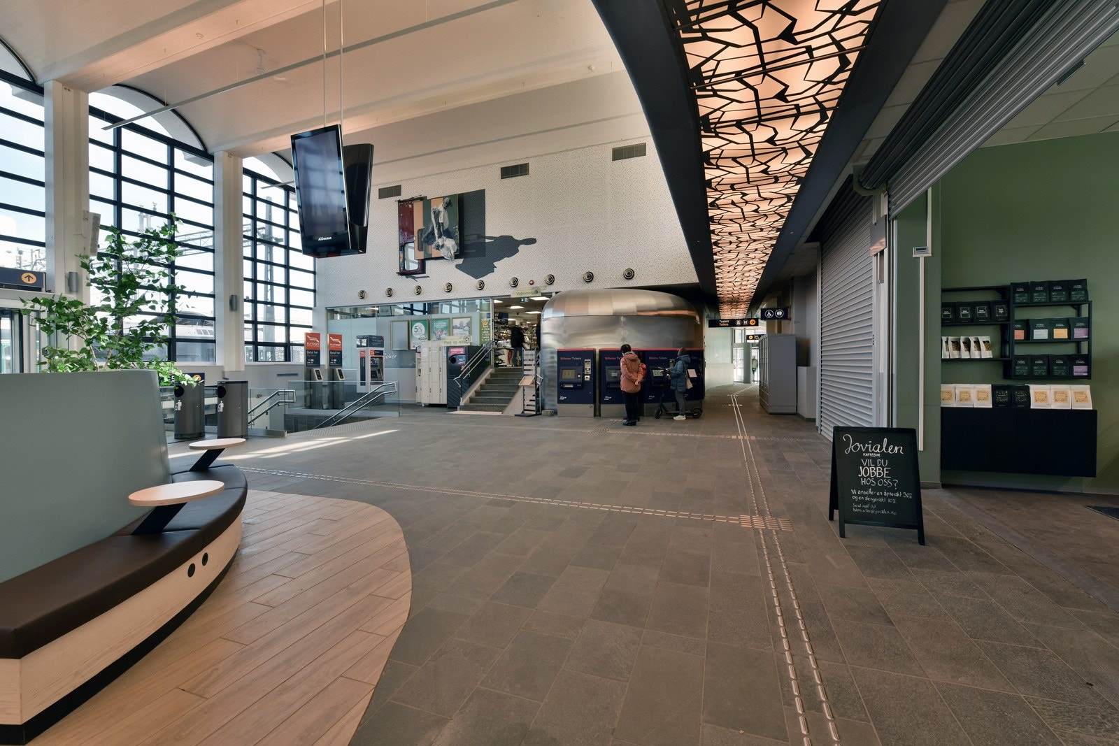 På grunn av tilkoblingene til alle de ulike jernbanestrekningene er stasjonen i dag et naturlig sted for overganger hvor reisende kan bytte mellom Intercity-togene på Vestfoldbanen og fjerntogene til Kristiansand/Stavanger og fjerntogene Bergen. Galleribilde