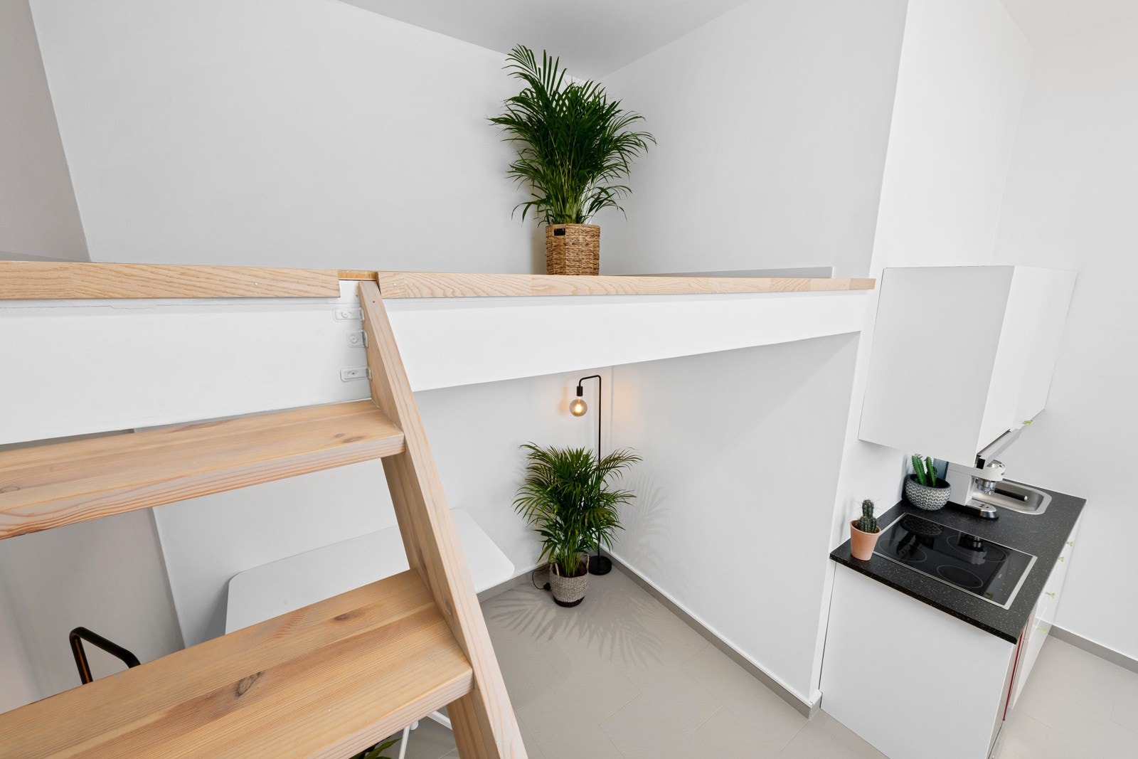 Hemsen utnytter den gode takhøyden til ekstra oppbevaringsplass. Galleribilde