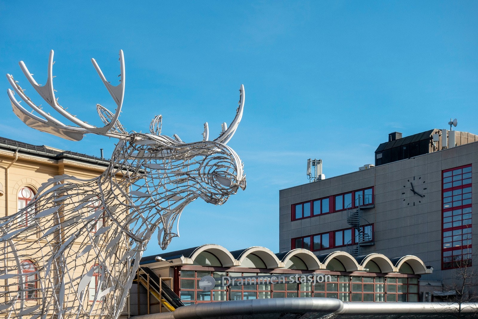 Det er ca. 9 minutters gange til Drammen stasjon. Galleribilde