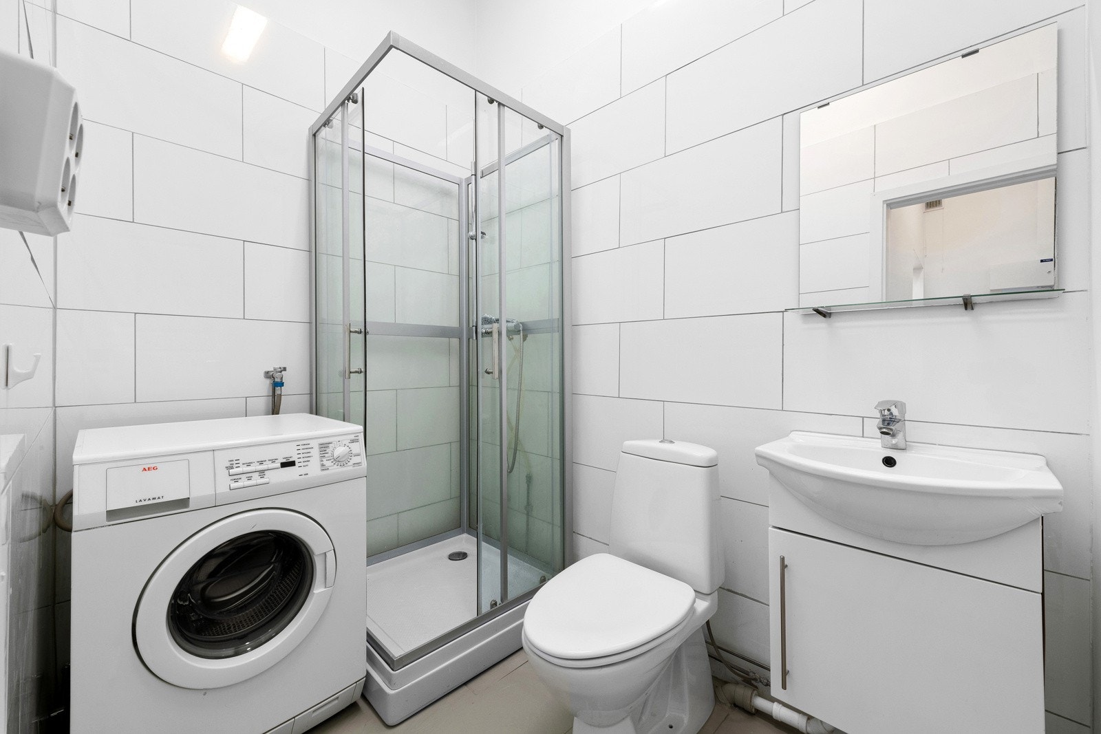 På badet er det gulvvarme og opplegg for vaskemaskin. Badet har ellers toalett og dusjkabinett. Galleribilde