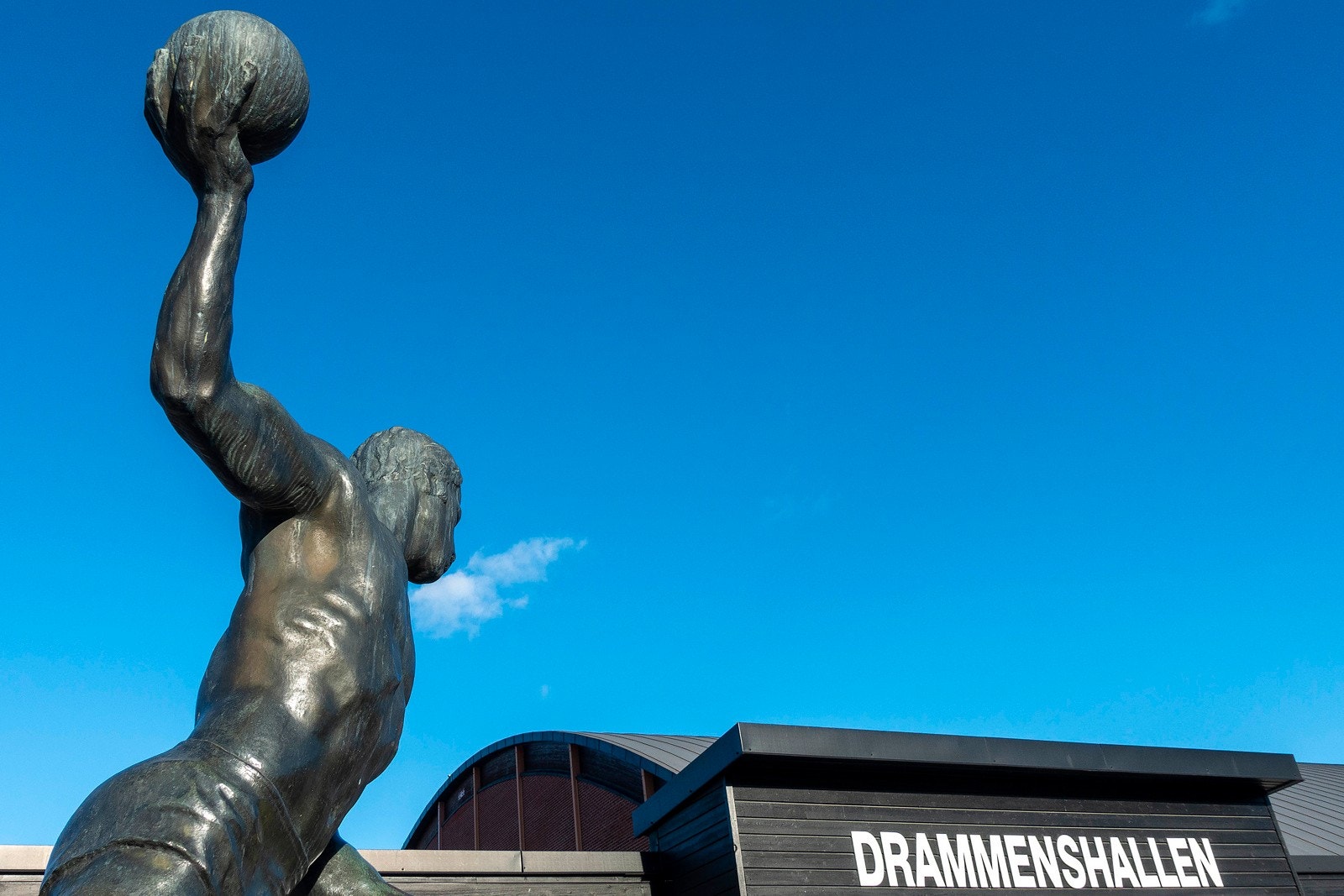 Det er få minutters gange til flott fotball- og skøytebane på Marienlyst. Galleribilde