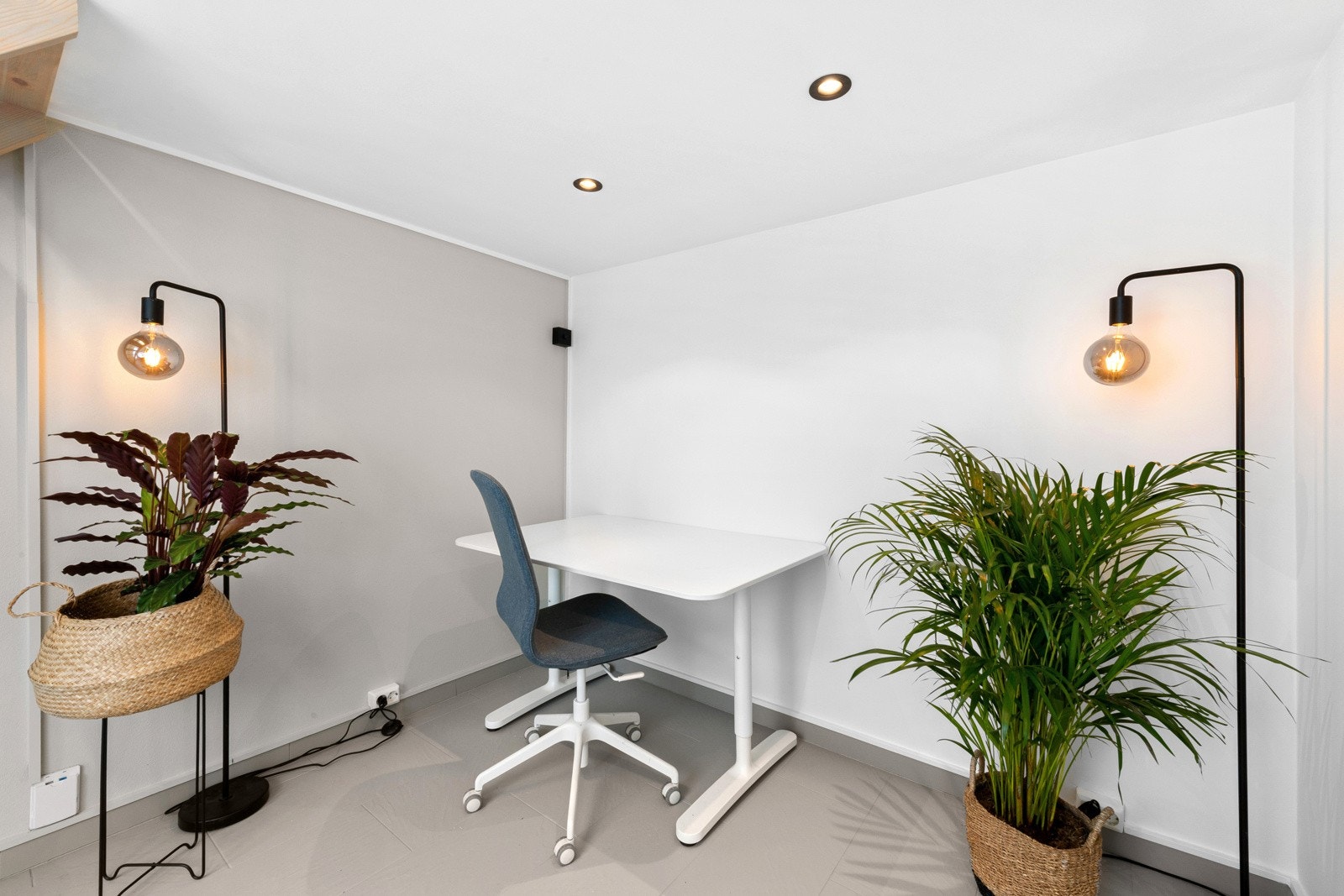 Under hemsen passer det fint å innrede med en kontorkrok, hvor det også er dimbare downlights. Galleribilde