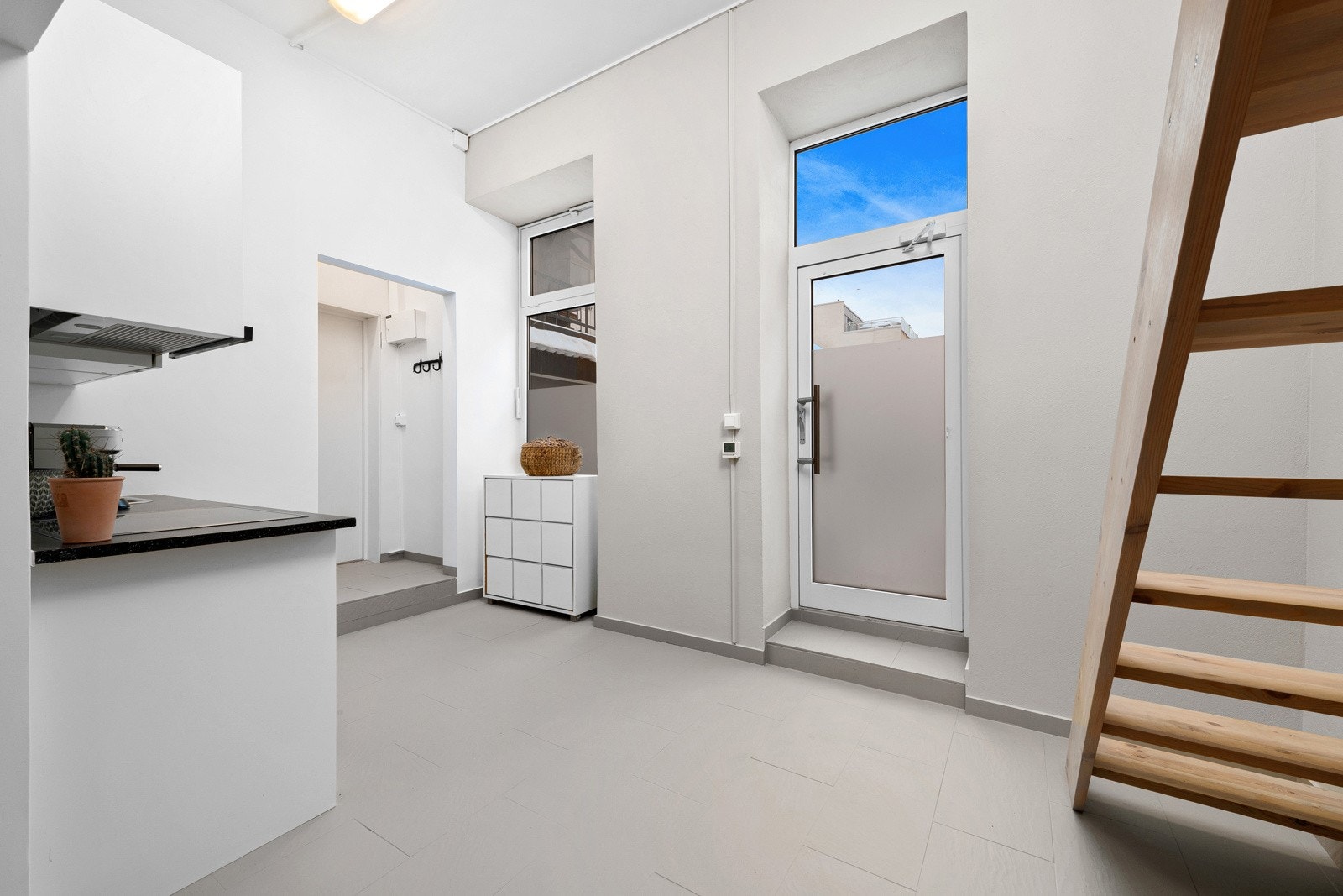 Glassdøren tar deg inn til et åpent og luftig rom med svært god takhøyde. Galleribilde