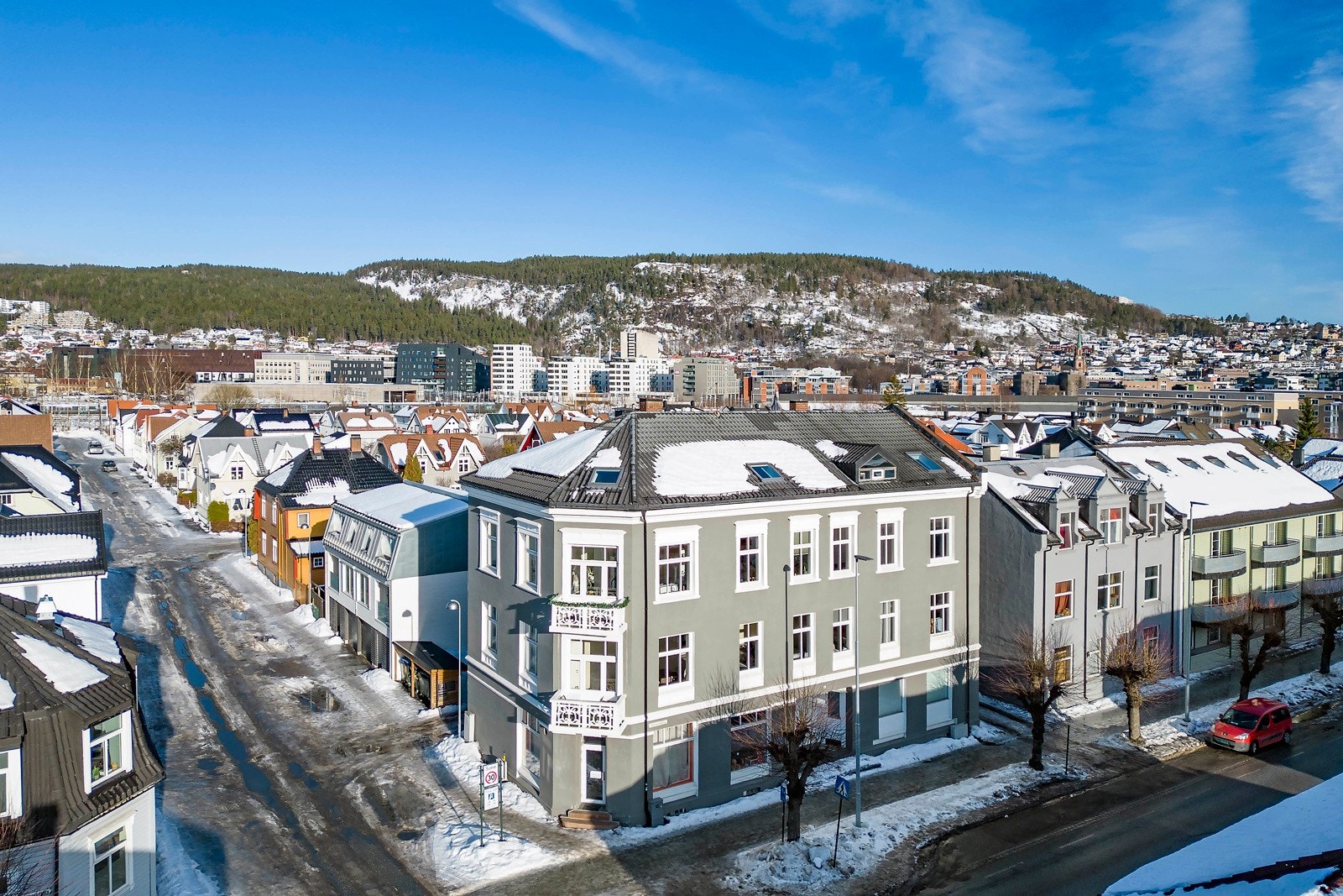 Beliggenheten er meget sentral, med gangavstand til alt man trenger. Galleribilde