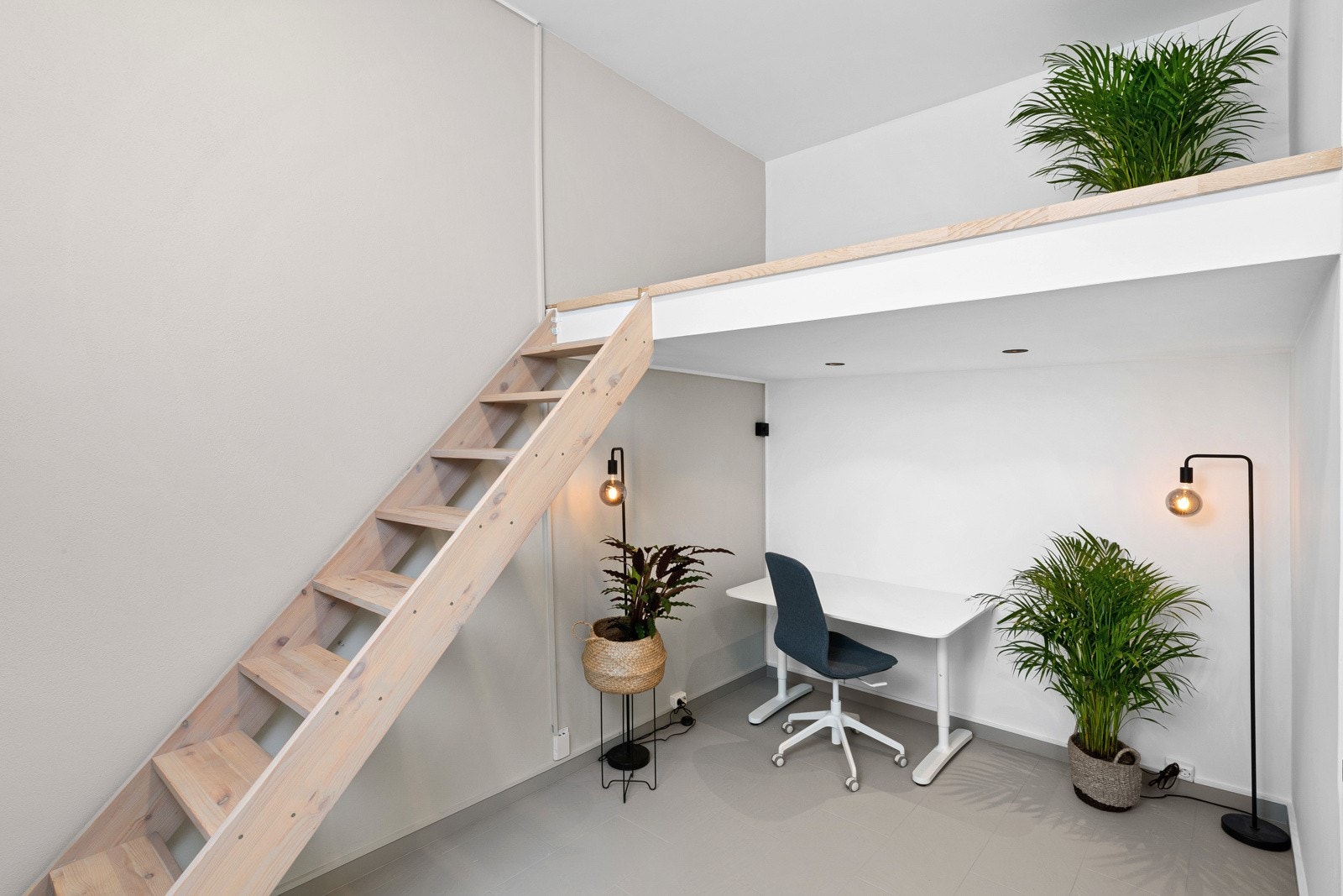 En plassbygd trapp fører opp til en hems med plass til sengeløsning eller oppbevaring Galleribilde