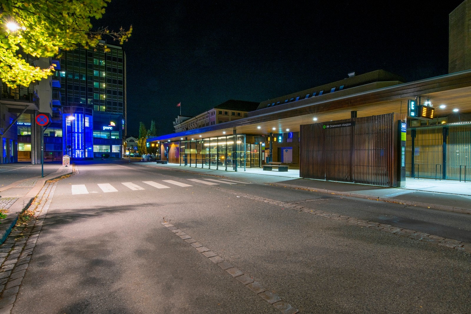 Busstasjonen ligger få minutters gange fra lokalet. Galleribilde