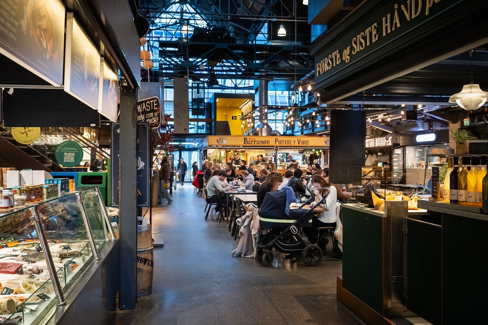 Nærområdet byr på attraktiv handel og servering. Bla. ligger populære "Mathallen" innen kort gangavstand Galleribilde