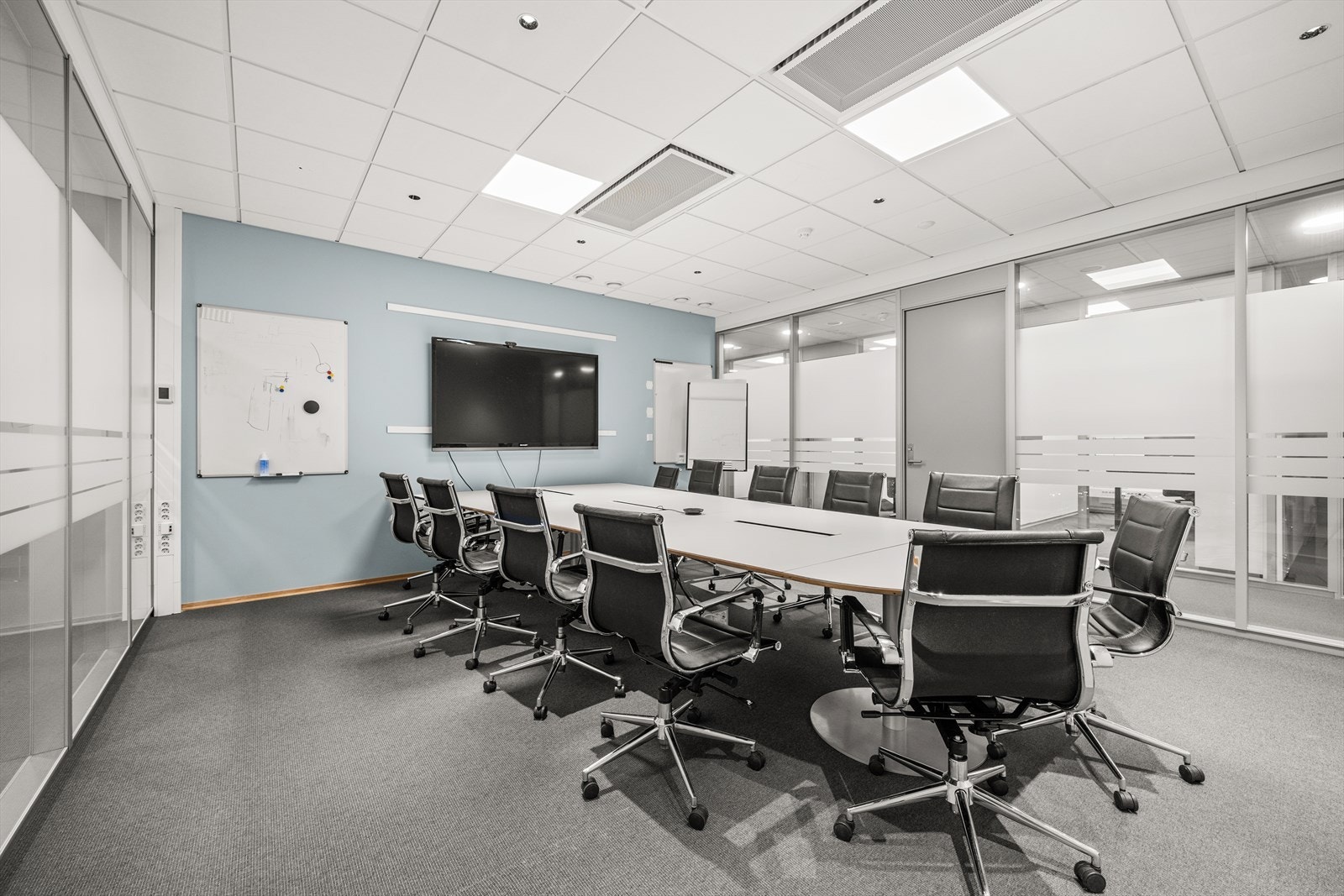 Innspurten 1B - Lokalet består av 7 stk cellekontorer, stort møterom og sosial sone med kjøkken. Galleribilde