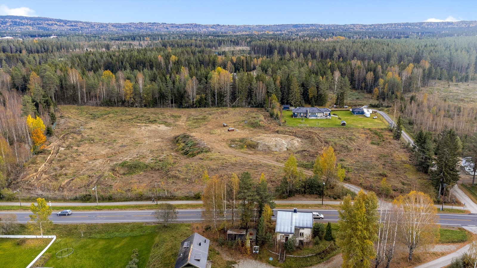 Tomteområdet er inngjerdet med adgang via låsbar port. Galleribilde