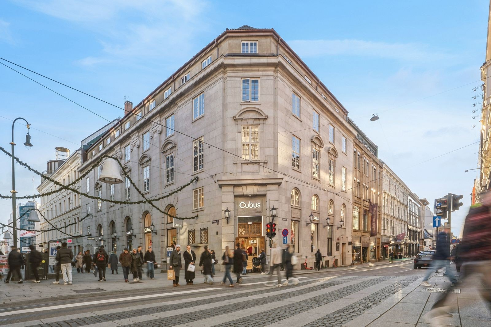 Kongens gate 24 ligger i krysset Karl Johans gate / Kongens gate. Galleribilde