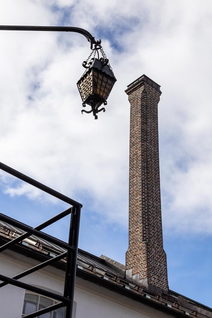 Originale lykter og fabrikkpipe Galleribilde