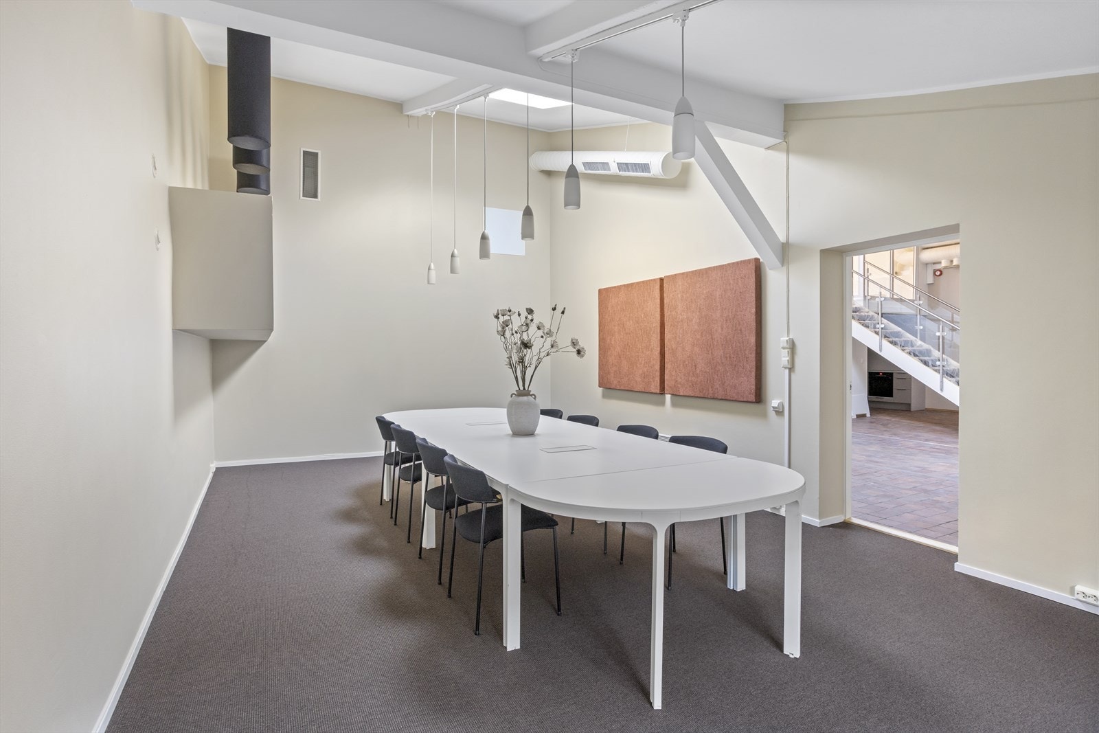 Stort møterom med god takhøyde Galleribilde