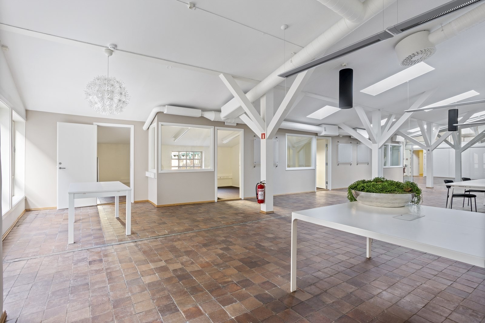 Cellekontorer og stillerom langs fasaden Galleribilde