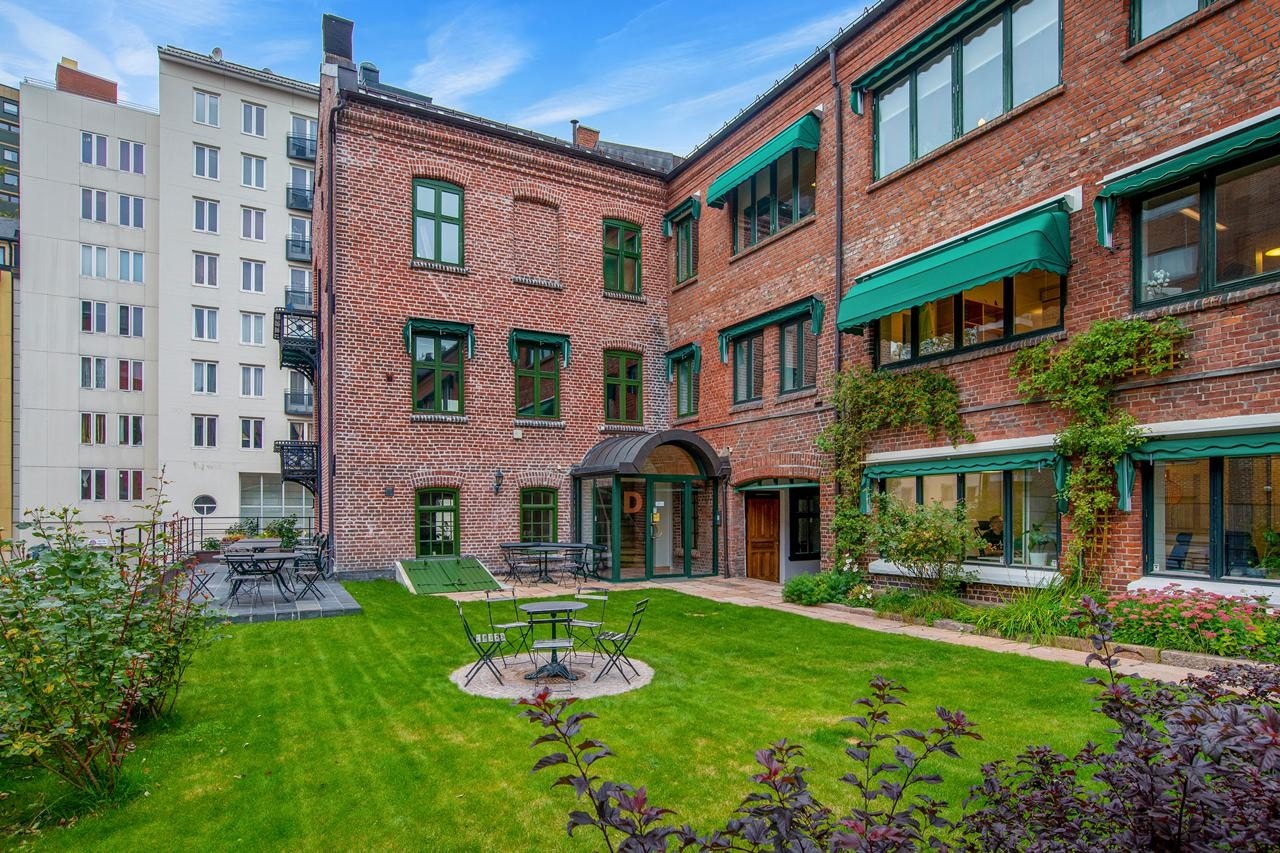 Inngangsparti med hage inne på området Galleribilde