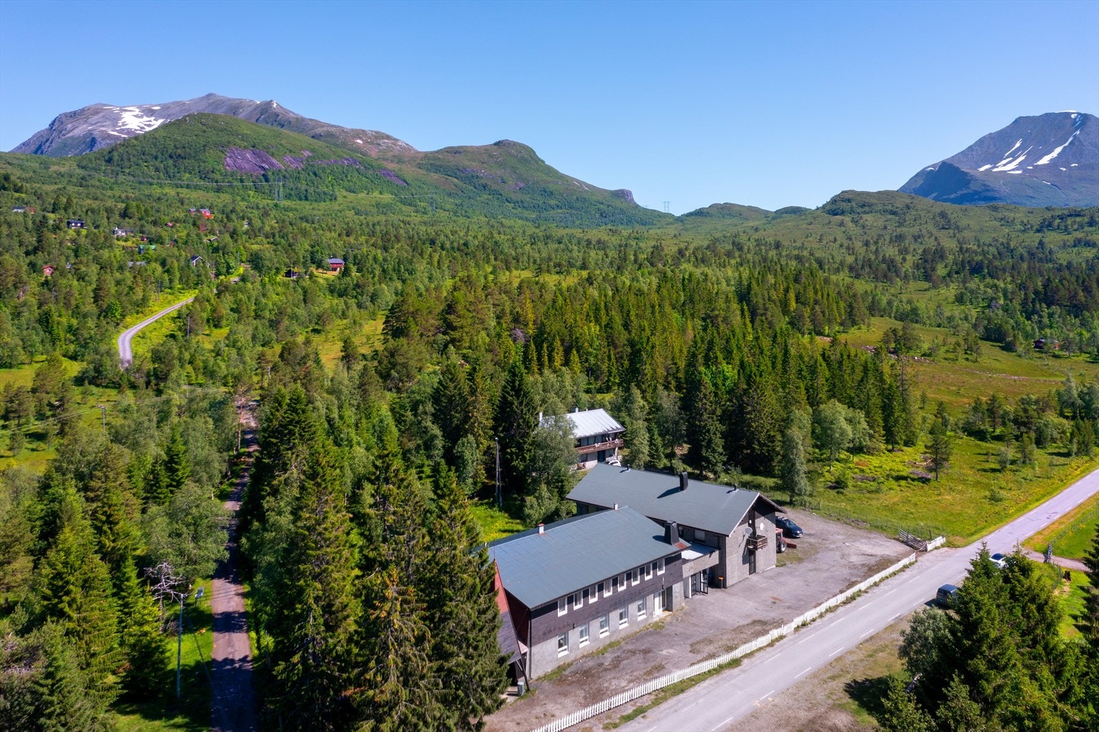 Eiendommen ligger fint til i idylliske omgivelser. Galleribilde