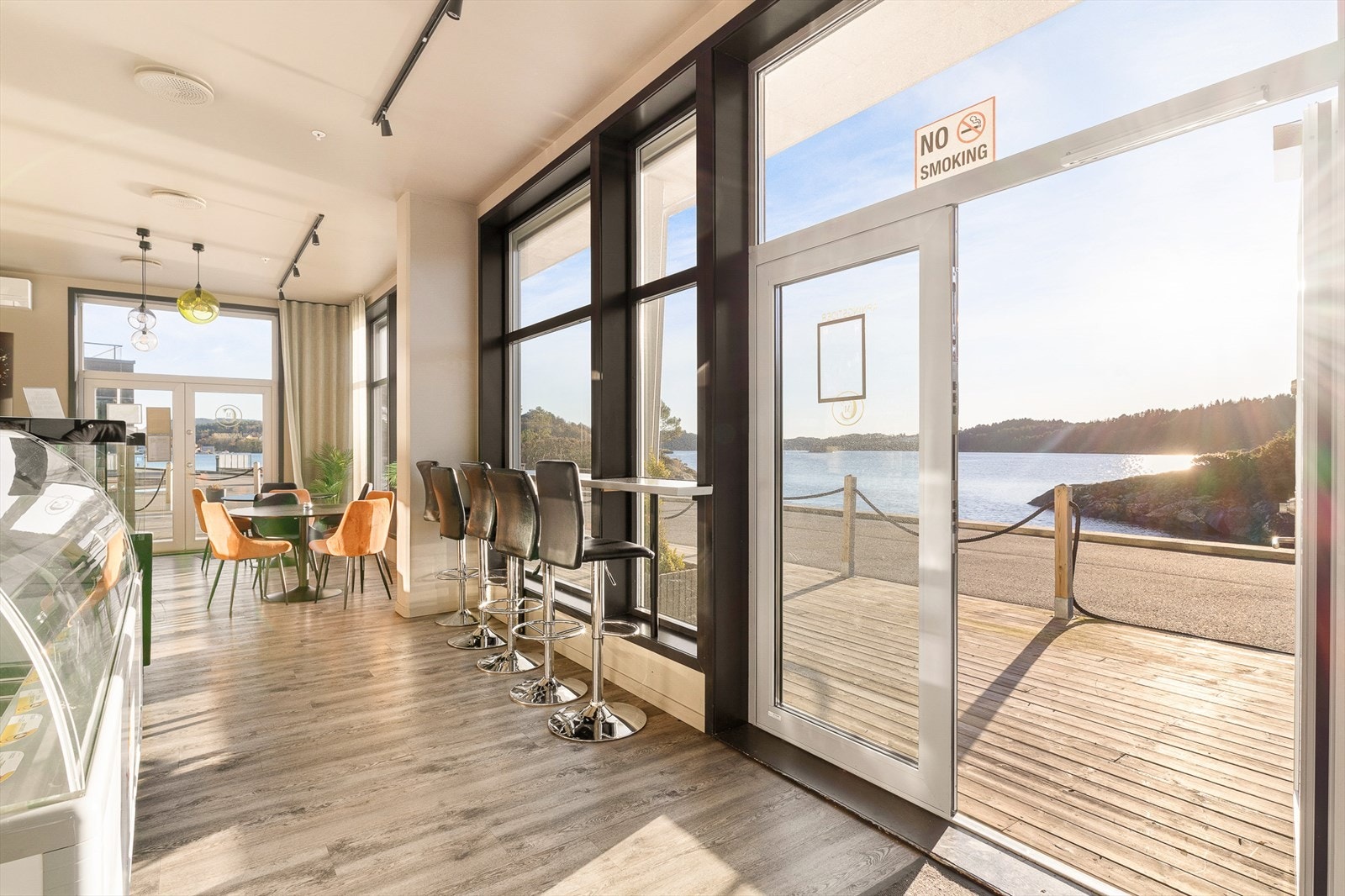 Lokalene har idyllisk plassering i sjøkanten