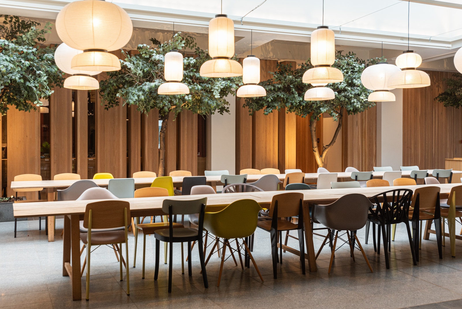 Bygget tilbyr sosiale soner, skjermede arbeidsområder og gode støtterom Galleribilde