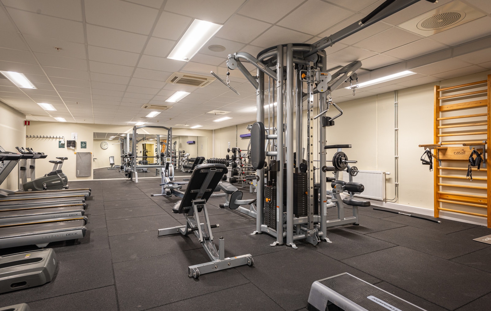Treningsrom og gymsal med tilhørende garderober Galleribilde