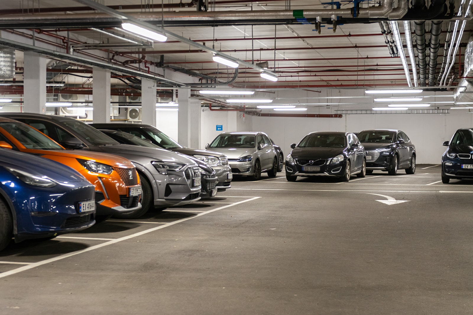 I parkeringskjelleren er det 191 p-plasser og ladestasjoner Galleribilde
