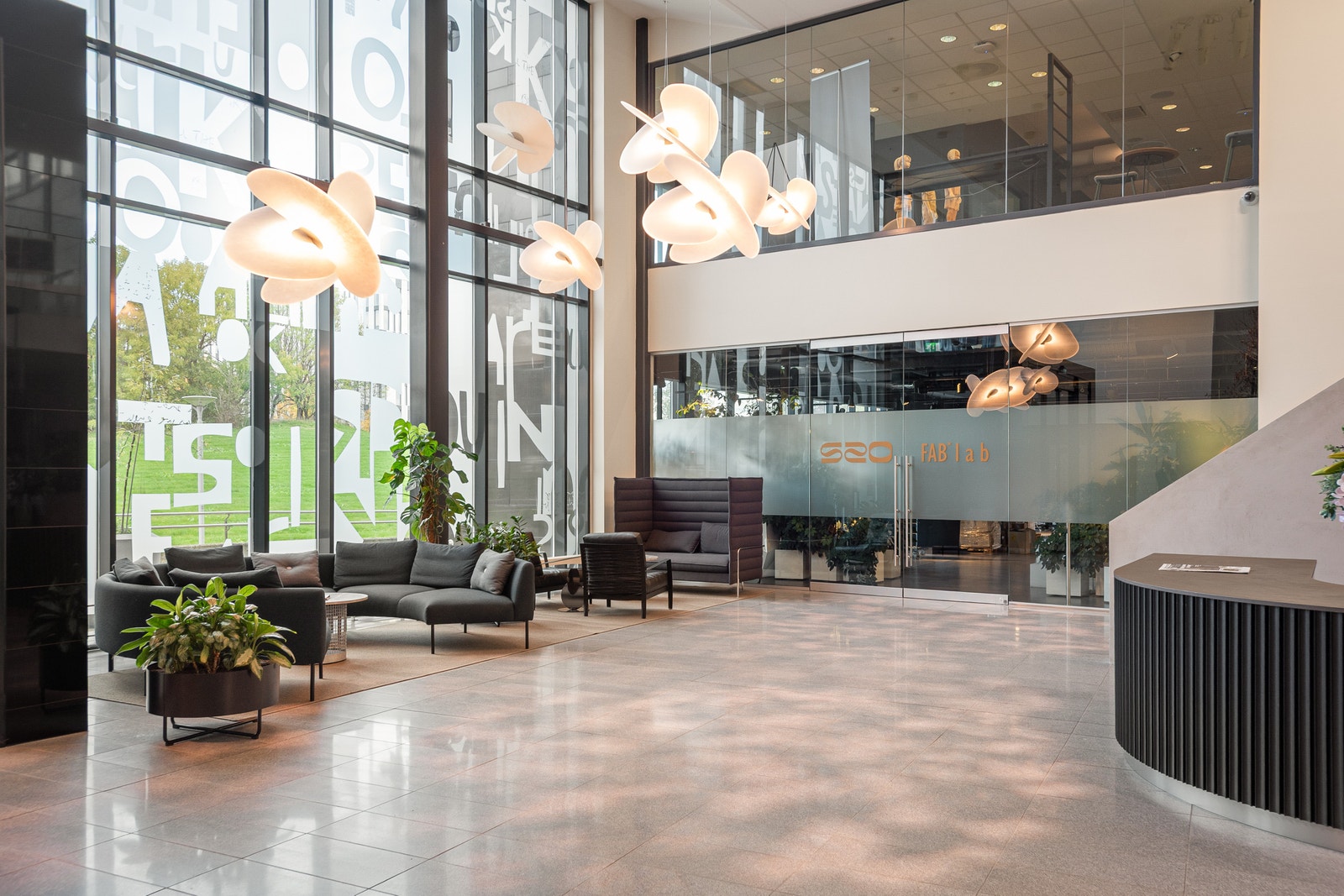 Bygget har et moderne og flott inngangsparti Galleribilde