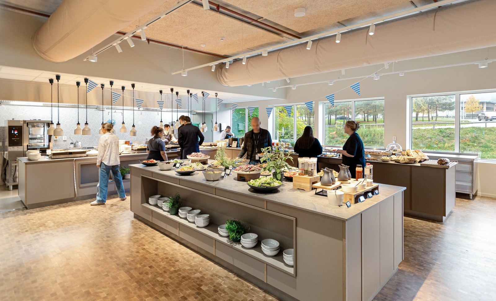 Personalrestauranten tilbyr variert og sunn lunsj Galleribilde