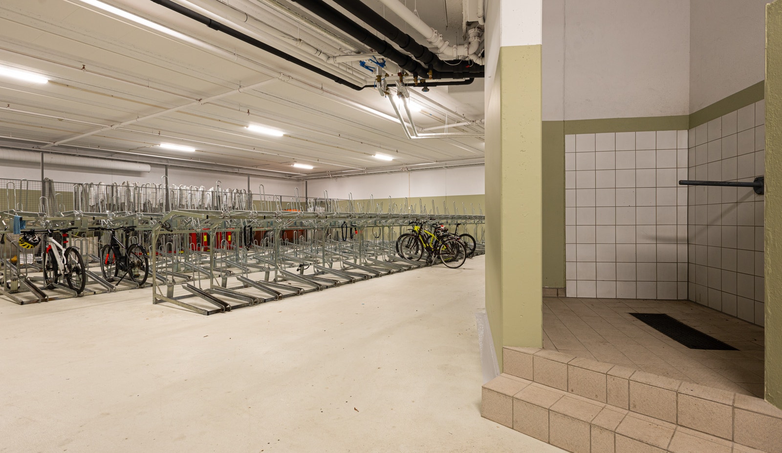 Bygget har også innendørs sykkelparkering og kajakkoppheng Galleribilde