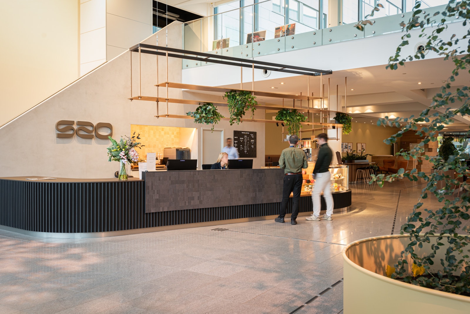 Her får du en varm velkomst i vår barception – en uformell møteplass med kaffe og god atmosfære Galleribilde